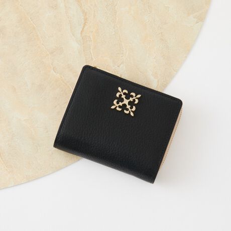 RpNgŎ[͂AiȈۂ̂zT̕Ƀsb^ȃACeBy|CgzEmOv[gfUC̃ANZgɁEV{̂郌U[ō̂ہE傫߃TCỸJ[h[łt[|PbgERCP[XADꂪꂼ2ɕĐڂ₷ydlzD~2J[h|Pbg~6K~1id؂肠jt[|Pbg~3yJ[\Lz̃J[͒PF^CvłEBlack2EGrayBeige2ED.BrownETealGreenEPinkEBordeaux̃J[͊OƓ̐FقȂoCJ[^CvłEiBlack/BEjOubN/x[WEiGrayPKjOO[/sNEiGrayBE/GRjOO[W/O[EiD.Brown/GYjOuE/O[yӎzE{vgpî߃V̂镔ALY镔ƁAɂĐ܂ꂽ̌̂Ȃł͂̌܂BEvv̕\͂Iт͂ł܂B\ߓVRfނł邱Ƃ̏エߒ悤肢܂BE܂G▀CɂFmւ̐Fڂ肪\܂BMade in Japan---------------------------Cɓo^߂Ă܂EîCɓo^FJ[̍ēגʒmE݌ɐP_̒ʒmEZ[ʒm󂯎܂BEuĥCɓo^FV쏤iēׂȂǂ̃uh̏󂯎܂B