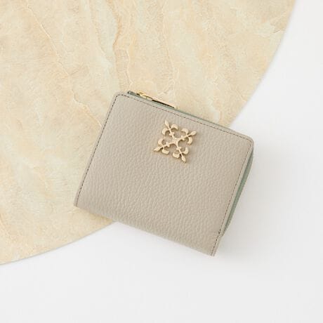 RpNgŎ[͂AiȈۂ̂zT̕Ƀsb^ȃACeBy|CgzEmOv[gfUC̃ANZgɁEV{̂郌U[ō̂ہE傫߃TCỸJ[h[łt[|PbgERCP[XADꂪꂼ2ɕĐڂ₷ydlzD~2J[h|Pbg~6K~1id؂肠jt[|Pbg~3yJ[\Lz̃J[͒PF^CvłEBlack2EGrayBeige2ED.BrownETealGreenEPinkEBordeaux̃J[͊OƓ̐FقȂoCJ[^CvłEiBlack/BEjOubN/x[WEiGrayPKjOO[/sNEiGrayBE/GRjOO[W/O[EiD.Brown/GYjOuE/O[yӎzE{vgpî߃V̂镔ALY镔ƁAɂĐ܂ꂽ̌̂Ȃł͂̌܂BEvv̕\͂Iт͂ł܂B\ߓVRfނł邱Ƃ̏エߒ悤肢܂BE܂G▀CɂFmւ̐Fڂ肪\܂BMade in Japan---------------------------Cɓo^߂Ă܂EîCɓo^FJ[̍ēגʒmE݌ɐP_̒ʒmEZ[ʒm󂯎܂BEuĥCɓo^FV쏤iēׂȂǂ̃uh̏󂯎܂B