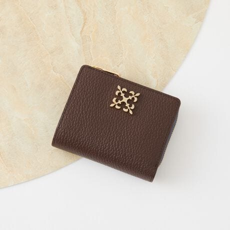 RpNgŎ[͂AiȈۂ̂zT̕Ƀsb^ȃACeBy|CgzEmOv[gfUC̃ANZgɁEV{̂郌U[ō̂ہE傫߃TCỸJ[h[łt[|PbgERCP[XADꂪꂼ2ɕĐڂ₷ydlzD~2J[h|Pbg~6K~1id؂肠jt[|Pbg~3yJ[\Lz̃J[͒PF^CvłEBlack2EGrayBeige2ED.BrownETealGreenEPinkEBordeaux̃J[͊OƓ̐FقȂoCJ[^CvłEiBlack/BEjOubN/x[WEiGrayPKjOO[/sNEiGrayBE/GRjOO[W/O[EiD.Brown/GYjOuE/O[yӎzE{vgpî߃V̂镔ALY镔ƁAɂĐ܂ꂽ̌̂Ȃł͂̌܂BEvv̕\͂Iт͂ł܂B\ߓVRfނł邱Ƃ̏エߒ悤肢܂BE܂G▀CɂFmւ̐Fڂ肪\܂BMade in Japan---------------------------Cɓo^߂Ă܂EîCɓo^FJ[̍ēגʒmE݌ɐP_̒ʒmEZ[ʒm󂯎܂BEuĥCɓo^FV쏤iēׂȂǂ̃uh̏󂯎܂B