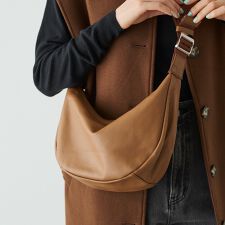 ラシット(russet)の【SNS人気商品】ソフトレザーラウンドショルダーバッグ〈UNISEX〉(CE-1326)