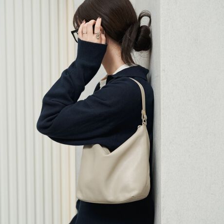 [^:RUZ1041422A0008]Vvɂ߂yʂȃV_[obOBVbg̃x[VbNACeuVvV_[obOvɃ\tgU[fނołI-fUC-360gƌyʂłȂA2waydlŁAU[ƃS[hp[cƌۏ؁BZU[xgł|łāAV_[ł܂̂ƂVGbgɁByƃRpNg߂ɂ߂̃fUCłB-f-{̋vgpB_炩G̗ǂ\tgU[gpAyʂłB-J[-EubN(Black)@cǂȃX^CɂiɓށAx[VbNȃubNBEO[W(GrayBeige)@c炵oAۂ^jAXJ[BEzCg(White)cozCgBmg[R[fɍ킹ƁAꂽ_ȕ͋CɁBEuEiBrownjFVFcԂ݂}Ai`ȃLuEB炩₩ȈۂŊvȂł͂̏iȃc܂BEx[WiCreamBEjFVFo^[̂悤ɂ܂₩ŁAق̂ɉ݂܂񂾃jAXJ[B炩Ax[W邢FAR[fBl[gy₩Ɏdグ܂BEsNiPinkjFVFcق̂݂܂񂾃X[L[ȃsNJ[́Al̑ɂƂȂސ▭ȃoXBu킢vłȂAuꂽہv^ĂAANZgJ[B-e-E350mlybg{gił500ml[\jEziFRUZ1039981A0001jE|[`EX}[gtHi15cm~7.5cm̃TCYŊO|Pbgɂ[\jEnJ`|Pbg|PbgFI[v|Pbg~2At@Xi[|Pbg~1O|PbgFt@Xi[|Pbg~1-ۂɂwql̂-50΁`54΃iCverwdlg̗ǂCɓAU[̂w܂B͂ĊJGG͊ԈăiC̏i͂ƊԈႤ̊炩ŏ_炩̂łB΂߂⌨ł֗łAŋ߂͎莝Ŏgp̂CɓĂ̂ŁA莝gpy݂Ǝv܂B{ɑfGȃobOłB40΁`44΃nCuhǂł@̓VvŎg₷yIIMADEIN JAPAN͓Iwėǂł30΁`34Ζ{ɌڈȏɑeʂłI500ml̃ybg{g邽ߏd󂵂Ă܂ByӎzE{vgpî߃V̂镔ALY镔ƁAɂĐ܂ꂽ̌̂Ȃł͂̌܂BEvv̕\͂Iт͂ł܂B\ߓVRfނł邱Ƃ̏エߒ悤肢܂BE܂G▀CɂFmւ̐Fڂ肪\܂BMade in Japan---------------------------Cɓo^YȂIEîCɓo^FJ[̍ēגʒmE݌ɐP_̒ʒmEZ[ʒm󂯎܂BEuĥCɓo^FV쏤iēׂȂǂ̃uh̏󂯎܂B