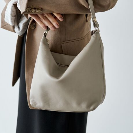 [^:RUZ1041422A0008]VvȂAl̃X^CĂBɎRƓށAU[V_[obOBtɎĂi킸A肰ȂiグĂ܂ByfUCzʂ̂ȂƂtHɁA_炩ȃU[̎ffUCB悭݂̂V_[xg͌ɐSn悭݁A₷Ă܂BԌ̓t@Xi[dlňSAו̏oX[YB肰ȂANZgƂȂAVv̒ɏiYĂ܂By|CgzERpNgɌāAKvȉו[łTCYEV[I΂gAVvŐꂽfUCEfC[xX^C܂ŕLuR̂łȂ炫ƌvȑl̃X^CĂobOłBydlzES[hE|PbgFI[v|Pbg~2At@Xi[|Pbg~1EO|PbgFt@Xi[|Pbg~1EO\2{̃V_[xgtyfށz\tgU[@\ۂȂA̎X̌`Ƀ`W郉Vbg̒ԑfށB{̋vgpB_炩G̗ǂ\tgU[gpAyʂłByJ[\LzEubNiBlackjcǂȃX^CɂiɓށAx[VbNȃubNBEO[WiGrayBeigejc炵oAۂ^jAXJ[BEzCgiWhitejcozCgBmg[R[fɍ킹ƁAꂽ_ȕ͋CɁBEuEiBrownjcԂ݂}Ai`ȃLuEB炩₩ȈۂŊvȂł͂̏iȃc܂BEx[WiCreamBEjo^[̂悤ɂ܂₩ŁAق̂ɉ݂܂񂾃jAXJ[B炩Ax[W邢FAR[fBl[gy₩Ɏdグ܂BEsNiPinkjcق̂݂܂񂾃X[L[ȃsNJ[́Al̑ɂƂȂސ▭ȃoXBu킢vłȂAuꂽہv^ĂAANZgJ[Byۂɍwꂽql̃r[z95%̂qlĂ悩ƂĂ܂BNF25΁`29΁@V_[ł΂ߊ|łǂłgĂłBvו̂łꂩ̋G߂ŉוĂvłBCɂȂ鏊́A΂ߊ|̃V_[̕R̒߂AԒZĂ߂ɂȂĂƂłBig155cm̃`rȂ̂Łj悤Ȑg͂̕ӂBNF50΁`54΁@iCverwdlg̗ǂCɓAU[̂w܂B͂ĊJGG͊ԈăiC̏i͂ƊԈႤ̊炩ŏ_炩̂łB΂߂⌨ł֗łAŋ߂͎莝Ŏgp̂CɓĂ̂ŁA莝gpy݂Ǝv܂B{ɑfGȃobOłByӎzE{vgpî߃V̂镔ALY镔ƁAɂĐ܂ꂽ̌̂Ȃł͂̌܂BEvv̕\͂Iт͂ł܂B\ߓVRfނł邱Ƃ̏エߒ悤肢܂BE܂G▀CɂFmւ̐Fڂ肪\܂BMade in Japan---------------------------Cɓo^YȂIEîCɓo^FJ[̍ēגʒmE݌ɐP_̒ʒmEZ[ʒm󂯎܂BEuĥCɓo^FV쏤iēׂȂǂ̃uh̏󂯎܂B