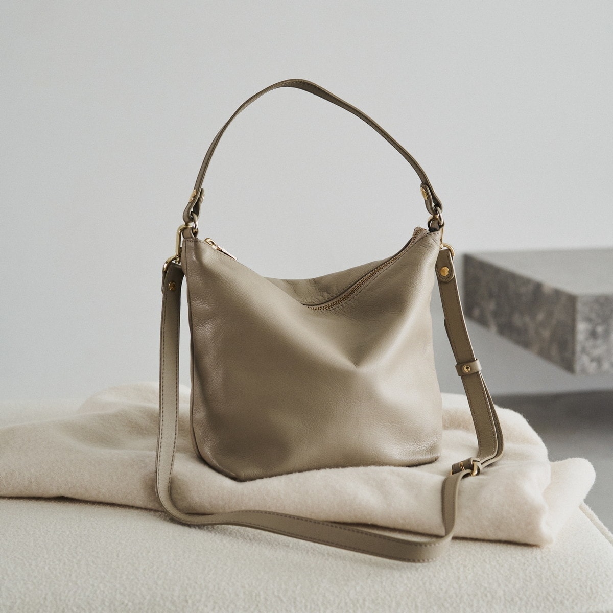 SNS人気商品】ソフトレザーシンプルショルダーバッグ (CE-1328-WEB