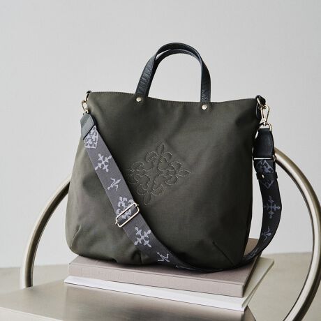 [^:RUZ1042121A0013]uxĔ̂JԂAfUCƋ@\˔płiBvyfUCzZ߂̃nhAiCV_[xgA}`̃fUCłƂVGbg̃obOłBɃ^bN{ĂAוĂɎRȂӂ݂̂VGbgł܂B}bgȎ̃R[fiCɃmÕ`[t@ׂȎhJŕ\BtȃX^CɂAƊ̂鑕ɂRƗnށA▭ȃoX͂łBnhƃV_[2WAYdlŁAV[ɉg\łBy|CgzEʋ΂ɂxɂg₷AVvȃfUCE莝^΂߂2WAYdlŁAוKɁEetH{R[fiCgpĂAJ≘ɋBydlzEJ[ɍ킹giubNAO[FVo[AO[WFS[hjE|PbgFI[v|Pbg~2At@Xi[|Pbg~1ElC̃mOe[vV_[xgtEA4TCY[\yfށzR[fiCɐ≘ɂƂĂetH{VfށByđϋvɗDAp܂BR[ffނ̓A@ۂt₷ꍇ܂B(jbgȂǂ̋NёfނƎC邱Ƃő@ۂt₷ꍇ܂Bgp̍ۂ͂炩߂ӂB)gṕA_炩uVȂǂŗDubVOĂƂ߂܂ByJ[WJzECgO[iGrayjctxgFO[̐nɃCgO[̃mOBFVo[BR[fBl[g̃|CgɂȂAJ[LO[BJWAX^C͂AVcȂǂƍ킹LC߃X^CɂBEubNiBlackjctxgFubN̐nɃO[̃mOBFVo[BR[f߂ԃJ[BobO̎hJzCgȂ̂ŁAdȂ肷o܂BEO[WiL.GreigejctxgFx[W̐nɃzCg̃mOBFS[hB݂̗ǂjAXJ[BnF̂mƍ킹ƁAꂽGKgȕ͋CɁBMade in Japan---------------------------Cɓo^YȂIEîCɓo^FJ[̍ēגʒmE݌ɐP_̒ʒmEZ[ʒm󂯎܂BEuĥCɓo^FV쏤iēׂȂǂ̃uh̏󂯎܂B