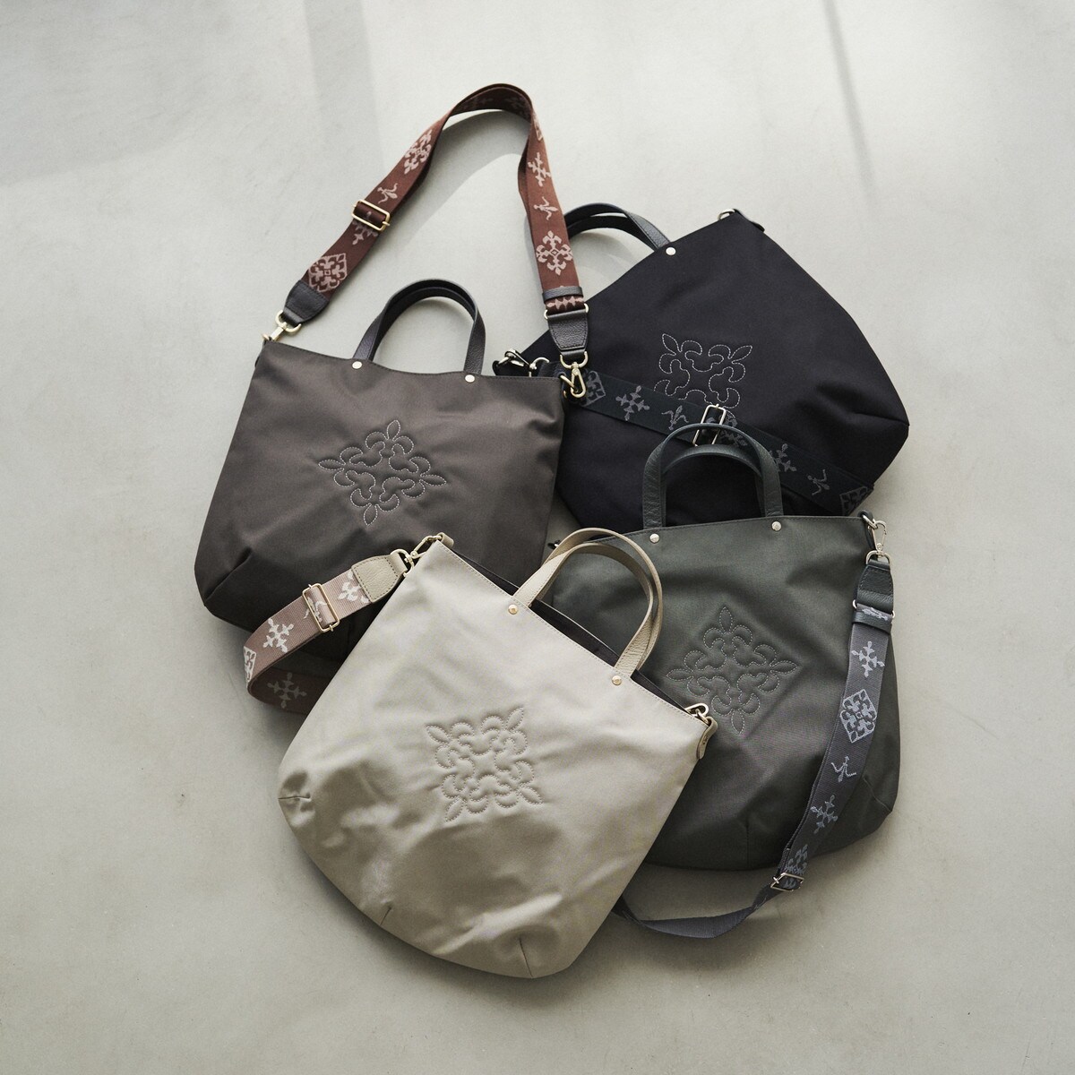 3/4～価格改定》スリム2WAYトートバッグ <コーデュラナイロン>(CE-1404