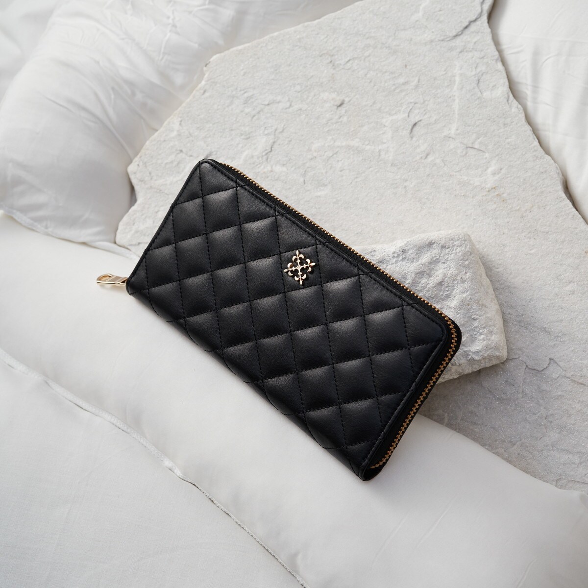 美品 ✨️ russet キルティングラウンドジップウォレット SO-409 黒 2024AW】キルティング ラウンドジップウォレット(SO-409) | ラシット