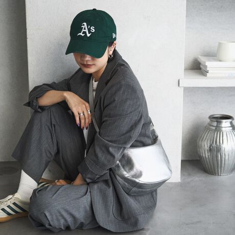 [^:RUZ1042422A0009]V_[obOlCNo.1fBYA_ŐꂽVo[J[B̑ɎRɓ݂ȂAiĂĂ鑶݊܂ByfUCzgh̃n[t[^ɃVbg炵@\V_[obOB΂ߊ|莝܂ŁAD݂̒ɒ߂łV_[fUĆAxg̒Ǝŕ͋Cς̂ŁAPĂ邾ŁAV[Xłꂼ̃[h[uɗn݂܂BV_[xg͖4cmň芴̂鑾BiCfނŁAmւ̐FڂȂSĂ܂B\tgU[Ȃł͂̉וꂽƂɂƃtHςƂ낪BJWAɂꂢ߂ɂĂVvȃfUCő̂ɃtBbg₷ACełBy|CgzE㎿ȋvgA\tgȎGƌy𗼗BgĂɂBE{Ȃł͂̒JȎdĂŁAו̎dグiDEE|PbgzuȂǁjĂBEς3WAYdlŁAx̊OoEsȂǑlȃV[ɑΉBEVo[̌򊴂ANZgƂȂAx[VbNȑɂX^CỎ؂ƂȂ邪Ah肷iByfށz{̋vgp\tgU[Byʂŏ_炩G肪ǂARȃV킢[߂܂BgقǂɕA̕\ɈĂ̂͂łBydlzEVo[ql̂ƂɁAxgɎgpĂ̎dl܂B芴Aςɂ݌vɂȂĂ܂BȑO̎dlsǂł͂܂񂪁A͂ɈSĂg܂BEO|PbgFt@Xi[|Pbg~1E|PbgFI[v|Pbg~1E500mlybg{gij[\EV_[xg͎݂ɒ߂\yJ[\LjEVo[(Silver)c򊴂ڂiȃVo[BVvR[f̃ANZgɁByӎzEv̕\ʂɃ^bNHĂAoNωyłiłBgppxAgp󋵂AۊǏ󋵂Ń^bN͂Ă܂Bx͂ƕ邱Ƃ͂ł܂̂ŁA\߂BE{vgpî߃V̂镔ALY镔ƁAɂĐ܂ꂽ̌̂Ȃł͂̌܂BEvv̕\͂Iт͂ł܂B\ߓVRfނł邱Ƃ̏エߒ悤肢܂BE܂G▀CɂFmւ̐Fڂ肪\܂BMade in JapanMade in Japan---------------------------Cɓo^߂Ă܂EîCɓo^FJ[̍ēגʒmE݌ɐP_̒ʒmEZ[ʒm󂯎܂BEuĥCɓo^FV쏤iēׂȂǂ̃uh̏󂯎܂B