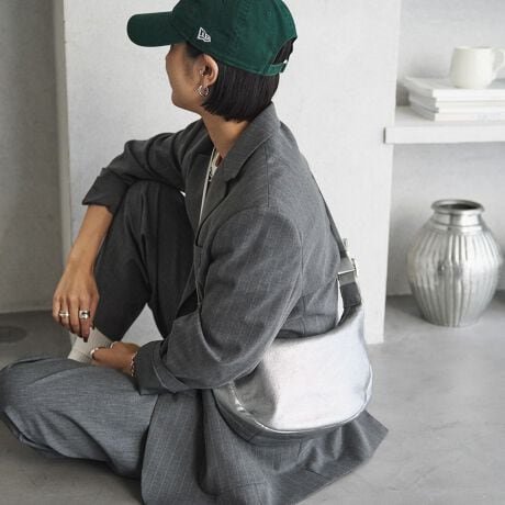 [^:RUZ1042422A0009]V_[obOlCNo.1fBYA_ŐꂽVo[J[B̑ɎRɓ݂ȂAiĂĂ鑶݊܂ByfUCzgh̃n[t[^ɃVbg炵@\V_[obOB΂ߊ|莝܂ŁAD݂̒ɒ߂łV_[fUĆAxg̒Ǝŕ͋Cς̂ŁAPĂ邾ŁAV[Xłꂼ̃[h[uɗn݂܂BV_[xg͖4cmň芴̂鑾BiCfނŁAmւ̐FڂȂSĂ܂B\tgU[Ȃł͂̉וꂽƂɂƃtHςƂ낪BJWAɂꂢ߂ɂĂVvȃfUCő̂ɃtBbg₷ACełBy|CgzE㎿ȋvgA\tgȎGƌy𗼗BgĂɂBE{Ȃł͂̒JȎdĂŁAו̎dグiDEE|PbgzuȂǁjĂBEς3WAYdlŁAx̊OoEsȂǑlȃV[ɑΉBEVo[̌򊴂ANZgƂȂAx[VbNȑɂX^CỎ؂ƂȂ邪Ah肷iByfށz{̋vgp\tgU[Byʂŏ_炩G肪ǂARȃV킢[߂܂BgقǂɕA̕\ɈĂ̂͂łBydlzEVo[ql̂ƂɁAxgɎgpĂ̎dl܂B芴Aςɂ݌vɂȂĂ܂BȑO̎dlsǂł͂܂񂪁A͂ɈSĂg܂BEO|PbgFt@Xi[|Pbg~1E|PbgFI[v|Pbg~1E500mlybg{gij[\EV_[xg͎݂ɒ߂\yJ[\LjEVo[(Silver)c򊴂ڂiȃVo[BVvR[f̃ANZgɁByӎzEv̕\ʂɃ^bNHĂAoNωyłiłBgppxAgp󋵂AۊǏ󋵂Ń^bN͂Ă܂Bx͂ƕ邱Ƃ͂ł܂̂ŁA\߂BE{vgpî߃V̂镔ALY镔ƁAɂĐ܂ꂽ̌̂Ȃł͂̌܂BEvv̕\͂Iт͂ł܂B\ߓVRfނł邱Ƃ̏エߒ悤肢܂BE܂G▀CɂFmւ̐Fڂ肪\܂BMade in JapanMade in Japan---------------------------Cɓo^߂Ă܂EîCɓo^FJ[̍ēגʒmE݌ɐP_̒ʒmEZ[ʒm󂯎܂BEuĥCɓo^FV쏤iēׂȂǂ̃uh̏󂯎܂B