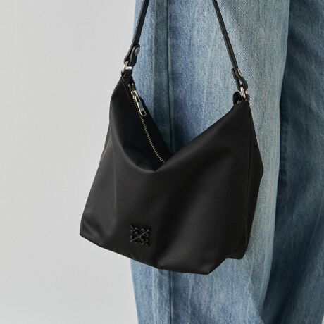 [^:RUZ1042422A0006]Vvɂ߂yʂŐlC̃V_[obOɃNEYiCoI-fUC-2waydlŁA}bgȃmO`[t̃v[gVbNoByƃRpNg߂ɂ߂̃fUCłBZU[xgł|łāAV_[ł܂̂ƂVGbgɁB310gƂƂĂyʂɂȂĂ܂B-f-VbgƎJiCTenuNEYiCvBxAyď_炩̂ŁATeD̏iȌ򊴂oĂ܂Bn\ʂɎ㝛H(){Ă邽߁ẢJ≘ɋ̂ꂵ|CgB㝛H͌oNɂČʂ͔Ă܂܂B-J[-EubN(Black)򊴂邽ߏdȂ肷AǂȃX^Cɂiɓރx[VbNJ[BECgO[(Gray)R[fɒ悢邳vXB炵ojAXJ[B[̖ڈE350mlybg{gił500ml[\jEziFRUZ1032181A0002jE|[`EX}[gtHi15cm~7.5cm̃TCYŊO|Pbgɂ[\jEnJ`|Pbg|PbgFI[v|Pbg~2At@Xi[|Pbg~1O|PbgFt@Xi[|Pbg~1Made in Japan---------------------------Cɓo^߂Ă܂EîCɓo^FJ[̍ēגʒmE݌ɐP_̒ʒmEZ[ʒm󂯎܂BEuĥCɓo^FV쏤iēׂȂǂ̃uh̏󂯎܂B