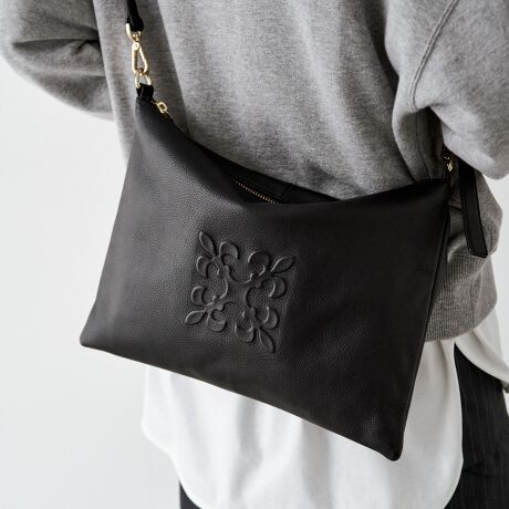 [^:RUZ1051322A0003]yfUCzȂ₩Ōyʂȃ\tgU[̃V_[obOBV{ACyŃJWAɎĝœgɂ߂łB̊̂G{XHŃmOoBx[VbNȒ̃|CgĩR[fBl[giグĂ܂Bוlߍ݂A]T̂郉tȎł܂VGbg͓IB}`Ȃ500ml̃ybg{gAڈȏ̎[\łBy|CgzEʋ΂ɂxɂg₷AVviȌځE|^΂߂2WAYdlŁAוKɁEgΎgقǁAݖ͂vfށydlzE|PbgFI[v|Pbg~2At@Xi[|Pbg~1ES[hEO\2{̃V_[xgt2WAYEJ₷̃t@Xi[Ԍyfށz\tgU[@\ۂȂA̎X̌`Ƀ`W郉Vbg̒ԑfށB{̋vgpB_炩G̗ǂ\tgU[ŁAyʂłBV{ƌĂ΂VVNH{Aʏ̃\tgU[肳ɏ_炩GłByJ[\LzEubNiBlackjcǂȃX^CɂiɓށAx[VbNȃubNBEO[WiGrayBeigejc炵oAۂ^jAXJ[BETbNXu[iL.Bluejc݂₷Du[Bőu₩ȋCɁBE_[NuEiD.Brownjcڂ̃ghJ[B[݂̂uEőlۂVbNȕ͋CɁByӎzE{vgpî߃V̂镔ALY镔ƁAɂĐ܂ꂽ̌̂Ȃł͂̌܂BEvv̕\͂Iт͂ł܂B\ߓVRfނł邱Ƃ̏エߒ悤肢܂BE܂G▀CɂFmւ̐Fڂ肪\܂Bmade in Japan---------------------------Cɓo^߂Ă܂EîCɓo^FJ[̍ēגʒmE݌ɐP_̒ʒmEZ[ʒm󂯎܂BEuĥCɓo^FV쏤iēׂȂǂ̃uh̏󂯎܂B