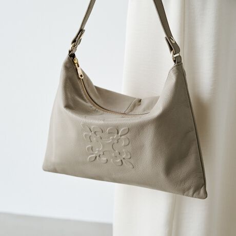 [^:RUZ1051322A0003]yfUCzȂ₩Ōyʂȃ\tgU[̃V_[obOBV{ACyŃJWAɎĝœgɂ߂łB̊̂G{XHŃmOoBx[VbNȒ̃|CgĩR[fBl[giグĂ܂Bוlߍ݂A]T̂郉tȎł܂VGbg͓IB}`Ȃ500ml̃ybg{gAڈȏ̎[\łBy|CgzEʋ΂ɂxɂg₷AVviȌځE|^΂߂2WAYdlŁAוKɁEgΎgقǁAݖ͂vfށydlzE|PbgFI[v|Pbg~2At@Xi[|Pbg~1ES[hEO\2{̃V_[xgt2WAYEJ₷̃t@Xi[Ԍyfށz\tgU[@\ۂȂA̎X̌`Ƀ`W郉Vbg̒ԑfށB{̋vgpB_炩G̗ǂ\tgU[ŁAyʂłBV{ƌĂ΂VVNH{Aʏ̃\tgU[肳ɏ_炩GłByJ[\LzEubNiBlackjcǂȃX^CɂiɓށAx[VbNȃubNBEO[WiGrayBeigejc炵oAۂ^jAXJ[BETbNXu[iL.Bluejc݂₷Du[Bőu₩ȋCɁBE_[NuEiD.Brownjcڂ̃ghJ[B[݂̂uEőlۂVbNȕ͋CɁByӎzE{vgpî߃V̂镔ALY镔ƁAɂĐ܂ꂽ̌̂Ȃł͂̌܂BEvv̕\͂Iт͂ł܂B\ߓVRfނł邱Ƃ̏エߒ悤肢܂BE܂G▀CɂFmւ̐Fڂ肪\܂Bmade in Japan---------------------------Cɓo^߂Ă܂EîCɓo^FJ[̍ēגʒmE݌ɐP_̒ʒmEZ[ʒm󂯎܂BEuĥCɓo^FV쏤iēׂȂǂ̃uh̏󂯎܂B