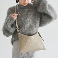 ＜本革・370g＞エンボスモノグラムショルダーバッグ（CE-1547）