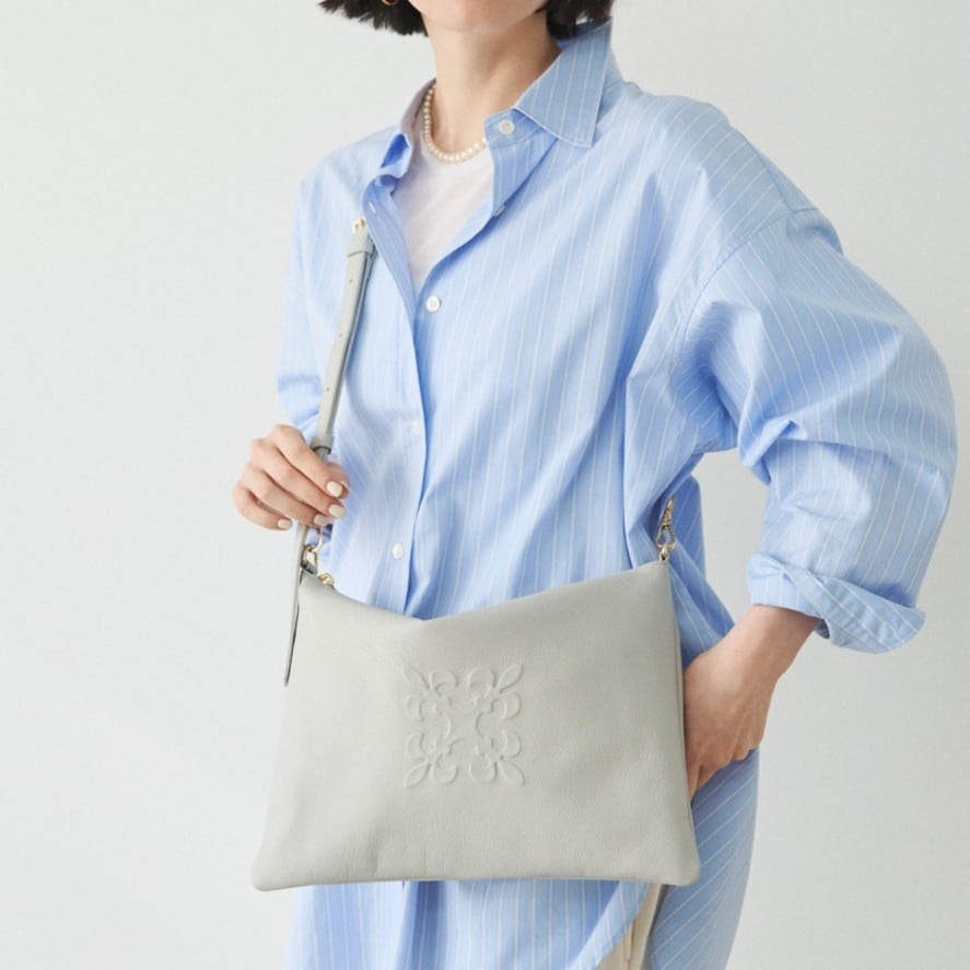 本革・370g＞エンボスモノグラムショルダーバッグ（CE-1547