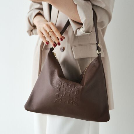 [^:RUZ1051322A0003]yfUCzȂ₩Ōyʂȃ\tgU[̃V_[obOBV{ACyŃJWAɎĝœgɂ߂łB̊̂G{XHŃmOoBx[VbNȒ̃|CgĩR[fBl[giグĂ܂Bוlߍ݂A]T̂郉tȎł܂VGbg͓IB}`Ȃ500ml̃ybg{gAڈȏ̎[\łBy|CgzEʋ΂ɂxɂg₷AVviȌځE|^΂߂2WAYdlŁAוKɁEgΎgقǁAݖ͂vfށydlzE|PbgFI[v|Pbg~2At@Xi[|Pbg~1ES[hEO\2{̃V_[xgt2WAYEJ₷̃t@Xi[Ԍyfށz\tgU[@\ۂȂA̎X̌`Ƀ`W郉Vbg̒ԑfށB{̋vgpB_炩G̗ǂ\tgU[ŁAyʂłBV{ƌĂ΂VVNH{Aʏ̃\tgU[肳ɏ_炩GłByJ[\LzEubNiBlackjcǂȃX^CɂiɓށAx[VbNȃubNBEO[WiGrayBeigejc炵oAۂ^jAXJ[BETbNXu[iL.Bluejc݂₷Du[Bőu₩ȋCɁBE_[NuEiD.Brownjcڂ̃ghJ[B[݂̂uEőlۂVbNȕ͋CɁByӎzE{vgpî߃V̂镔ALY镔ƁAɂĐ܂ꂽ̌̂Ȃł͂̌܂BEvv̕\͂Iт͂ł܂B\ߓVRfނł邱Ƃ̏エߒ悤肢܂BE܂G▀CɂFmւ̐Fڂ肪\܂Bmade in Japan---------------------------Cɓo^߂Ă܂EîCɓo^FJ[̍ēגʒmE݌ɐP_̒ʒmEZ[ʒm󂯎܂BEuĥCɓo^FV쏤iēׂȂǂ̃uh̏󂯎܂B