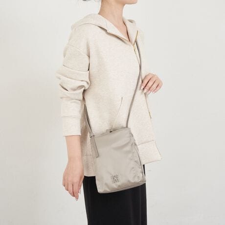 [^:RUZ1051589A0002]΂ߊ|ŔgĂ~jV_[obOBߏւ̂o◷s̋MdiobOƂĂ߂̃ACeBwɍL߂̃I[v|PbgAtOgP[XȂǎgppx̂ƎoXy[XɁBTCh̃Xibv{^͎[ʂ₵ƂAVGbgςĎgƂɊOĂg܂BJ̓xg̃{^Ȃ̂ŁA肬܂Ŏ[\BWXgTCYŒzA݂͂500ml̃ybg{ĝŁAוȂߔh̓̕X}zV_[obOł̂o\łB-f-VbgƎJiCTenuNEYiCvBxAyď_炩̂ŁATeD̏iȌ򊴂oĂ܂Bn\ʂɎ㝛H(){Ă邽߁ẢJ≘ɋ̂ꂵ|CgB㝛H͌oNɂČʂ͔Ă܂܂BJ[WJEubN(Black)c򊴂邽ߏdȂ肷AǂȃX^Cɂiɓރx[VbNJ[BECgO[(Gray)cR[fɒ悢邳vXB炵ojAXJ[BEJ[L(Khaki)cق̂I[u~^[J[LBVvȃR[fBl[gɃANZgAقǂ悭hŁAł炵J[By\񏤕iɂāzETvł̎BeAvĂ܂Bi̎dlꕔύXɂȂꍇ܂BEH̐Y̓sA[ύXɂȂꍇ܂BiÅ֌WŁAOサ܂̂łB܂A׏󋵂ɂAqlւ̔X̔xꍇ܂B----------------------------------------------------Cɓo^߂Ă܂BEîCɓo^FJ[̍ēגʒmE݌ɐP_̒ʒmEZ[ʒm󂯎܂BEuĥCɓo^FV쏤iēׂȂǂ̃uh̏󂯎܂B