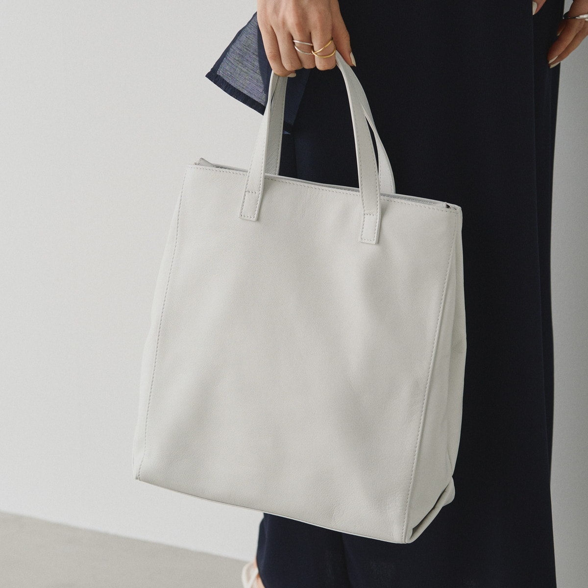 人気のSHOPPERがアップデートして再登場］レザー2WAYトートバッグ(CE