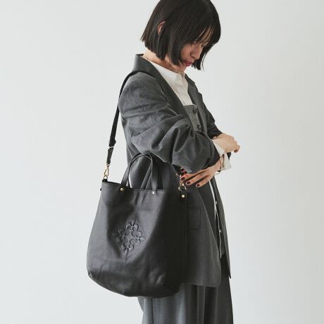 ラシット
【名品】レザー 2wayトートバッグ〈エンボスモノグラム〉