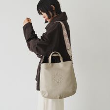 ラシット(russet)の【名品】レザー 2wayトートバッグ〈エンボスモノグラム〉(CE-1611)