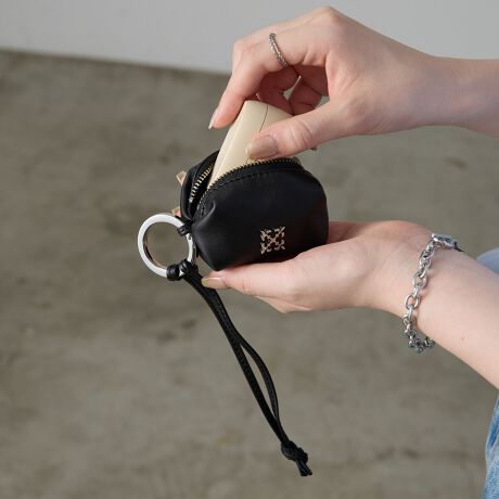 yfUCzobOɁ{̗VѐSƎpBJrit̃~j|[`^`[BVvȃtHɁA肰ȂmOv[gANZgBVbg炵i܂ƂȂACtHANZT[ȂǁAqɂȂ肪ȏ̎[ɂ҂łBRpNgȃTCÝAǂȃobOɂoX悭݁A̃obOɁgƋCオhAWĂ܂B`[ƂĂApACeƂĂAǂ̃vXBMtgɂ߂łBy|CgzEvȂ̂ŏiAly߂`[EJritȂ̂ŁA莝̃obOɂERpNgȃ|[`ƂĂ􂷂yfށz\tgU[@\ۂȂA̎X̌`Ƀ`W郉Vbg̐VԑfށB{̋vgpB_炩G̗ǂ\tgU[gpAyʂłByJ[\LzEubN(Black)Ex[W(CreamBE)EVo[(Silver)yӎzE{vgpî߃V̂镔ALY镔ƁAɂĐ܂ꂽ̌̂Ȃł͂̌܂BEvv̕\͂Iт͂ł܂B\ߓVRfނł邱Ƃ̏エߒ悤肢܂BE܂G▀CɂFmւ̐Fڂ肪\܂BMade in Japan----------------------------------------------------Cɓo^߂Ă܂BEîCɓo^FJ[̍ēגʒmE݌ɐP_̒ʒmEZ[ʒm󂯎܂BEuĥCɓo^FV쏤iēׂȂǂ̃uh̏󂯎܂B