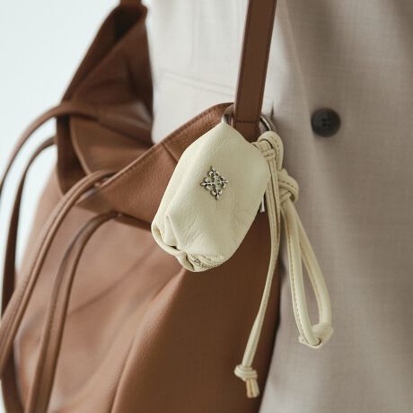 yfUCzobOɁ{̗VѐSƎpBJrit̃~j|[`^`[BVvȃtHɁA肰ȂmOv[gANZgBVbg炵i܂ƂȂACtHANZT[ȂǁAqɂȂ肪ȏ̎[ɂ҂łBRpNgȃTCÝAǂȃobOɂoX悭݁A̃obOɁgƋCオhAWĂ܂B`[ƂĂApACeƂĂAǂ̃vXBMtgɂ߂łBy|CgzEvȂ̂ŏiAly߂`[EJritȂ̂ŁA莝̃obOɂERpNgȃ|[`ƂĂ􂷂yfށz\tgU[@\ۂȂA̎X̌`Ƀ`W郉Vbg̐VԑfށB{̋vgpB_炩G̗ǂ\tgU[gpAyʂłByJ[\LzEubN(Black)Ex[W(CreamBE)EVo[(Silver)yӎzE{vgpî߃V̂镔ALY镔ƁAɂĐ܂ꂽ̌̂Ȃł͂̌܂BEvv̕\͂Iт͂ł܂B\ߓVRfނł邱Ƃ̏エߒ悤肢܂BE܂G▀CɂFmւ̐Fڂ肪\܂BMade in Japan----------------------------------------------------Cɓo^߂Ă܂BEîCɓo^FJ[̍ēגʒmE݌ɐP_̒ʒmEZ[ʒm󂯎܂BEuĥCɓo^FV쏤iēׂȂǂ̃uh̏󂯎܂B