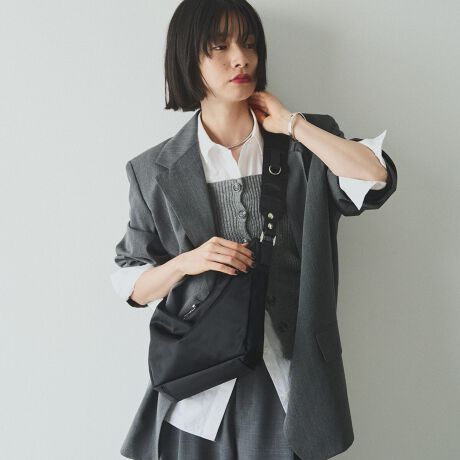 [^:RUZ1052122A0010]**ɁAB**[h܂ƂAy₩ȃiCV_[BCȂÃobOg΁A܂X^CbVɁB肰Ȃx̍\łAl̂߂̃iCV_[obOłByfUCzT߂ȋAVvȑɂق̂vXBR[fBl[gɓ݂ȂAmȑ݊܂BV_[xg͋CV[ɍ킹ĕtւ\BiCŃJWAɁAU[ŃVbNɁB΂߂ŃANeBuɁA|ŃGKgɁBňۂςAvZꂽfUCłB̒ʋ΂AT̂o◷܂ŁBǂȃV[łA炵X^CbVɉ߂ɂ߂łBy|CgzEiCƃU[Atւ\ȃeCXg̈ႤQ{̃V_[xgEANZgɂȂ́AłƊY܂E500ml̃ybg{g܂ݎPȂǁA΂וƓ[́ydlzEJ_ut@Xi[EiCƃU[Atւ\ȂQ{̃V_[xgE|PbgFI[v|Pbg~1At@Xi[|Pbg~1yfށzubNEO[VbgƎJiCTenuNEYiCvBxAyď_炩̂ŁATeD̏iȌ򊴂oĂ܂Bn\ʂɎ㝛H(){Ă邽߁ẢJ≘ɋ̂ꂵ|CgB㝛H͌oNɂČʂ͔Ă܂܂BGNElCr[Vbg̑㖼Ƃ鐶nuiCWK[hvBmOWK[hDŕ\ĂA㝛H{Ă܂ByJ[WJzEGNiEcrujFƃx[W̒Ԃ̂悤ȁA݂Bi`ŗDۂɁBEubNiBlackjF򊴂邽ߏdȂ肷AǂȃX^Cɂiɓރx[VbNJ[BEubNlCr[iBlack/NavyjFubÑx[XɃlCr[̃mOgݍ킹AVbg̖iJ[BJWArWlX܂ŃfC[Ɏ邱Ƃł܂BECgO[iGrayjcR[fɒ悢邳vXB炵ojAXJ[ByӎzE{vgpî߃V̂镔ALY镔ƁAɂĐ܂ꂽ̌̂Ȃł͂̌܂BEvv̕\͂Iт͂ł܂B\ߓVRfނł邱Ƃ̏エߒ悤肢܂BE܂G▀CɂFmւ̐Fڂ肪\܂B----------------------------------------------------Cɓo^߂Ă܂BEîCɓo^FJ[̍ēגʒmE݌ɐP_̒ʒmEZ[ʒm󂯎܂BEuĥCɓo^FV쏤iēׂȂǂ̃uh̏󂯎܂B