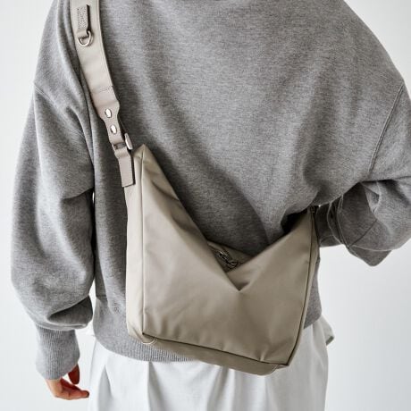 [^:RUZ1052122A0010]**ɁAB**[h܂ƂAy₩ȃiCV_[BCȂÃobOg΁A܂X^CbVɁB肰Ȃx̍\łAl̂߂̃iCV_[obOłByfUCzT߂ȋAVvȑɂق̂vXBR[fBl[gɓ݂ȂAmȑ݊܂BV_[xg͋CV[ɍ킹ĕtւ\BiCŃJWAɁAU[ŃVbNɁB΂߂ŃANeBuɁA|ŃGKgɁBňۂςAvZꂽfUCłB̒ʋ΂AT̂o◷܂ŁBǂȃV[łA炵X^CbVɉ߂ɂ߂łBy|CgzEiCƃU[Atւ\ȃeCXg̈ႤQ{̃V_[xgEANZgɂȂ́AłƊY܂E500ml̃ybg{g܂ݎPȂǁA΂וƓ[́ydlzEJ_ut@Xi[EiCƃU[Atւ\ȂQ{̃V_[xgE|PbgFI[v|Pbg~1At@Xi[|Pbg~1yfށzubNEO[VbgƎJiCTenuNEYiCvBxAyď_炩̂ŁATeD̏iȌ򊴂oĂ܂Bn\ʂɎ㝛H(){Ă邽߁ẢJ≘ɋ̂ꂵ|CgB㝛H͌oNɂČʂ͔Ă܂܂BGNElCr[Vbg̑㖼Ƃ鐶nuiCWK[hvBmOWK[hDŕ\ĂA㝛H{Ă܂ByJ[WJzEGNiEcrujFƃx[W̒Ԃ̂悤ȁA݂Bi`ŗDۂɁBEubNiBlackjF򊴂邽ߏdȂ肷AǂȃX^Cɂiɓރx[VbNJ[BEubNlCr[iBlack/NavyjFubÑx[XɃlCr[̃mOgݍ킹AVbg̖iJ[BJWArWlX܂ŃfC[Ɏ邱Ƃł܂BECgO[iGrayjcR[fɒ悢邳vXB炵ojAXJ[ByӎzE{vgpî߃V̂镔ALY镔ƁAɂĐ܂ꂽ̌̂Ȃł͂̌܂BEvv̕\͂Iт͂ł܂B\ߓVRfނł邱Ƃ̏エߒ悤肢܂BE܂G▀CɂFmւ̐Fڂ肪\܂B----------------------------------------------------Cɓo^߂Ă܂BEîCɓo^FJ[̍ēגʒmE݌ɐP_̒ʒmEZ[ʒm󂯎܂BEuĥCɓo^FV쏤iēׂȂǂ̃uh̏󂯎܂B