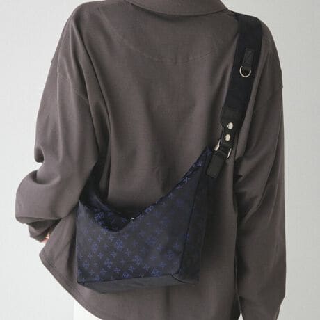 [^:RUZ1052122A0010]**ɁAB**[h܂ƂAy₩ȃiCV_[BCȂÃobOg΁A܂X^CbVɁB肰Ȃx̍\łAl̂߂̃iCV_[obOłByfUCzT߂ȋAVvȑɂق̂vXBR[fBl[gɓ݂ȂAmȑ݊܂BV_[xg͋CV[ɍ킹ĕtւ\BiCŃJWAɁAU[ŃVbNɁB΂߂ŃANeBuɁA|ŃGKgɁBňۂςAvZꂽfUCłB̒ʋ΂AT̂o◷܂ŁBǂȃV[łA炵X^CbVɉ߂ɂ߂łBy|CgzEiCƃU[Atւ\ȃeCXg̈ႤQ{̃V_[xgEANZgɂȂ́AłƊY܂E500ml̃ybg{g܂ݎPȂǁA΂וƓ[́ydlzEJ_ut@Xi[EiCƃU[Atւ\ȂQ{̃V_[xgE|PbgFI[v|Pbg~1At@Xi[|Pbg~1yfށzubNEO[VbgƎJiCTenuNEYiCvBxAyď_炩̂ŁATeD̏iȌ򊴂oĂ܂Bn\ʂɎ㝛H(){Ă邽߁ẢJ≘ɋ̂ꂵ|CgB㝛H͌oNɂČʂ͔Ă܂܂BGNElCr[Vbg̑㖼Ƃ鐶nuiCWK[hvBmOWK[hDŕ\ĂA㝛H{Ă܂ByJ[WJzEGNiEcrujFƃx[W̒Ԃ̂悤ȁA݂Bi`ŗDۂɁBEubNiBlackjF򊴂邽ߏdȂ肷AǂȃX^Cɂiɓރx[VbNJ[BEubNlCr[iBlack/NavyjFubÑx[XɃlCr[̃mOgݍ킹AVbg̖iJ[BJWArWlX܂ŃfC[Ɏ邱Ƃł܂BECgO[iGrayjcR[fɒ悢邳vXB炵ojAXJ[ByӎzE{vgpî߃V̂镔ALY镔ƁAɂĐ܂ꂽ̌̂Ȃł͂̌܂BEvv̕\͂Iт͂ł܂B\ߓVRfނł邱Ƃ̏エߒ悤肢܂BE܂G▀CɂFmւ̐Fڂ肪\܂B----------------------------------------------------Cɓo^߂Ă܂BEîCɓo^FJ[̍ēגʒmE݌ɐP_̒ʒmEZ[ʒm󂯎܂BEuĥCɓo^FV쏤iēׂȂǂ̃uh̏󂯎܂B