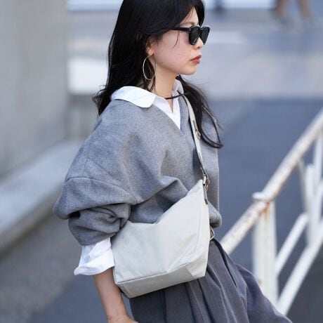 [^:RUZ1052122A0010]**ɁAB**[h܂ƂAy₩ȃiCV_[BCȂÃobOg΁A܂X^CbVɁB肰Ȃx̍\łAl̂߂̃iCV_[obOłByfUCzT߂ȋAVvȑɂق̂vXBR[fBl[gɓ݂ȂAmȑ݊܂BV_[xg͋CV[ɍ킹ĕtւ\BiCŃJWAɁAU[ŃVbNɁB΂߂ŃANeBuɁA|ŃGKgɁBňۂςAvZꂽfUCłB̒ʋ΂AT̂o◷܂ŁBǂȃV[łA炵X^CbVɉ߂ɂ߂łBy|CgzEiCƃU[Atւ\ȃeCXg̈ႤQ{̃V_[xgEANZgɂȂ́AłƊY܂E500ml̃ybg{g܂ݎPȂǁA΂וƓ[́ydlzEJ_ut@Xi[EiCƃU[Atւ\ȂQ{̃V_[xgE|PbgFI[v|Pbg~1At@Xi[|Pbg~1yfށzubNEO[VbgƎJiCTenuNEYiCvBxAyď_炩̂ŁATeD̏iȌ򊴂oĂ܂Bn\ʂɎ㝛H(){Ă邽߁ẢJ≘ɋ̂ꂵ|CgB㝛H͌oNɂČʂ͔Ă܂܂BGNElCr[Vbg̑㖼Ƃ鐶nuiCWK[hvBmOWK[hDŕ\ĂA㝛H{Ă܂ByJ[WJzEGNiEcrujFƃx[W̒Ԃ̂悤ȁA݂Bi`ŗDۂɁBEubNiBlackjF򊴂邽ߏdȂ肷AǂȃX^Cɂiɓރx[VbNJ[BEubNlCr[iBlack/NavyjFubÑx[XɃlCr[̃mOgݍ킹AVbg̖iJ[BJWArWlX܂ŃfC[Ɏ邱Ƃł܂BECgO[iGrayjcR[fɒ悢邳vXB炵ojAXJ[ByӎzE{vgpî߃V̂镔ALY镔ƁAɂĐ܂ꂽ̌̂Ȃł͂̌܂BEvv̕\͂Iт͂ł܂B\ߓVRfނł邱Ƃ̏エߒ悤肢܂BE܂G▀CɂFmւ̐Fڂ肪\܂B----------------------------------------------------Cɓo^߂Ă܂BEîCɓo^FJ[̍ēגʒmE݌ɐP_̒ʒmEZ[ʒm󂯎܂BEuĥCɓo^FV쏤iēׂȂǂ̃uh̏󂯎܂B