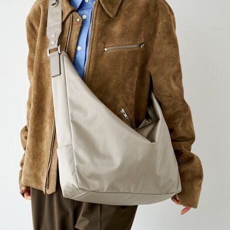 [^:RUZ1052122A0011]2025AW**ɁAB**[h܂ƂAy₩ȃiCV_[BCȂÃobOg΁A܂X^CbVɁB肰Ȃx̍\łAl̂߂̃iCV_[obOłByfUCzT߂ȋAVvȑɂق̂vXBR[fBl[gɓ݂ȂAmȑ݊܂BV_[xg͋CV[ɍ킹ĕtւ\BiCŃJWAɁAU[ŃVbNɁB΂߂ŃANeBuɁA|ŃGKgɁBňۂςAvZꂽfUCłB̒ʋ΂AT̂o◷܂ŁBǂȃV[łA炵X^CbVɉ߂ɂ߂łBy|CgzEiCƃU[Atւ\ȃeCXg̈ႤQ{̃V_[xgEANZgɂȂ́AłƊY܂EA4TCỸt@C13C`PC[́ydlzEJ_ut@Xi[E|PbgFI[v|Pbg~2At@Xi[|Pbg~1EO|PbgFTCh|Pbg~2yfށzubNEO[VbgƎJiCTenuNEYiCvBxAyď_炩̂ŁATeD̏iȌ򊴂oĂ܂Bn\ʂɎ㝛H(){Ă邽߁ẢJ≘ɋ̂ꂵ|CgB㝛H͌oNɂČʂ͔Ă܂܂BGNElCr[Vbg̑㖼Ƃ鐶nuiCWK[hvBmOWK[hDŕ\ĂA㝛H{Ă܂ByJ[WJzEGNiEcrujFƃx[W̒Ԃ̂悤ȁA݂Bi`ŗDۂɁBEubNiBlackjF򊴂邽ߏdȂ肷AǂȃX^Cɂiɓރx[VbNJ[BElCr[iBlack/NavyjFubÑx[XɃlCr[̃mOgݍ킹AVbg̖iJ[BJWArWlX܂ŃfC[Ɏ邱Ƃł܂BECgO[iGrayjcR[fɒ悢邳vXB炵ojAXJ[ByӎzE{vgpî߃V̂镔ALY镔ƁAɂĐ܂ꂽ̌̂Ȃł͂̌܂BEvv̕\͂Iт͂ł܂B\ߓVRfނł邱Ƃ̏エߒ悤肢܂BE܂G▀CɂFmւ̐Fڂ肪\܂B----------------------------------------------------Cɓo^߂Ă܂BEîCɓo^FJ[̍ēגʒmE݌ɐP_̒ʒmEZ[ʒm󂯎܂BEuĥCɓo^FV쏤iēׂȂǂ̃uh̏󂯎܂B