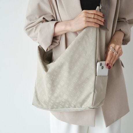 [^:RUZ1052122A0011]2025AW**ɁAB**[h܂ƂAy₩ȃiCV_[BCȂÃobOg΁A܂X^CbVɁB肰Ȃx̍\łAl̂߂̃iCV_[obOłByfUCzT߂ȋAVvȑɂق̂vXBR[fBl[gɓ݂ȂAmȑ݊܂BV_[xg͋CV[ɍ킹ĕtւ\BiCŃJWAɁAU[ŃVbNɁB΂߂ŃANeBuɁA|ŃGKgɁBňۂςAvZꂽfUCłB̒ʋ΂AT̂o◷܂ŁBǂȃV[łA炵X^CbVɉ߂ɂ߂łBy|CgzEiCƃU[Atւ\ȃeCXg̈ႤQ{̃V_[xgEANZgɂȂ́AłƊY܂EA4TCỸt@C13C`PC[́ydlzEJ_ut@Xi[E|PbgFI[v|Pbg~2At@Xi[|Pbg~1EO|PbgFTCh|Pbg~2yfށzubNEO[VbgƎJiCTenuNEYiCvBxAyď_炩̂ŁATeD̏iȌ򊴂oĂ܂Bn\ʂɎ㝛H(){Ă邽߁ẢJ≘ɋ̂ꂵ|CgB㝛H͌oNɂČʂ͔Ă܂܂BGNElCr[Vbg̑㖼Ƃ鐶nuiCWK[hvBmOWK[hDŕ\ĂA㝛H{Ă܂ByJ[WJzEGNiEcrujFƃx[W̒Ԃ̂悤ȁA݂Bi`ŗDۂɁBEubNiBlackjF򊴂邽ߏdȂ肷AǂȃX^Cɂiɓރx[VbNJ[BElCr[iBlack/NavyjFubÑx[XɃlCr[̃mOgݍ킹AVbg̖iJ[BJWArWlX܂ŃfC[Ɏ邱Ƃł܂BECgO[iGrayjcR[fɒ悢邳vXB炵ojAXJ[ByӎzE{vgpî߃V̂镔ALY镔ƁAɂĐ܂ꂽ̌̂Ȃł͂̌܂BEvv̕\͂Iт͂ł܂B\ߓVRfނł邱Ƃ̏エߒ悤肢܂BE܂G▀CɂFmւ̐Fڂ肪\܂B----------------------------------------------------Cɓo^߂Ă܂BEîCɓo^FJ[̍ēגʒmE݌ɐP_̒ʒmEZ[ʒm󂯎܂BEuĥCɓo^FV쏤iēׂȂǂ̃uh̏󂯎܂B