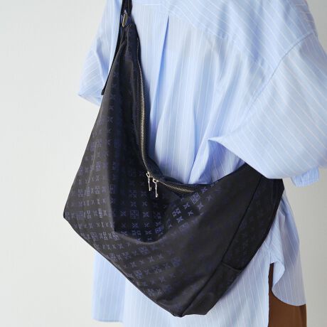 [^:RUZ1052122A0011]2025AW**ɁAB**[h܂ƂAy₩ȃiCV_[BCȂÃobOg΁A܂X^CbVɁB肰Ȃx̍\łAl̂߂̃iCV_[obOłByfUCzT߂ȋAVvȑɂق̂vXBR[fBl[gɓ݂ȂAmȑ݊܂BV_[xg͋CV[ɍ킹ĕtւ\BiCŃJWAɁAU[ŃVbNɁB΂߂ŃANeBuɁA|ŃGKgɁBňۂςAvZꂽfUCłB̒ʋ΂AT̂o◷܂ŁBǂȃV[łA炵X^CbVɉ߂ɂ߂łBy|CgzEiCƃU[Atւ\ȃeCXg̈ႤQ{̃V_[xgEANZgɂȂ́AłƊY܂EA4TCỸt@C13C`PC[́ydlzEJ_ut@Xi[E|PbgFI[v|Pbg~2At@Xi[|Pbg~1EO|PbgFTCh|Pbg~2yfށzubNEO[VbgƎJiCTenuNEYiCvBxAyď_炩̂ŁATeD̏iȌ򊴂oĂ܂Bn\ʂɎ㝛H(){Ă邽߁ẢJ≘ɋ̂ꂵ|CgB㝛H͌oNɂČʂ͔Ă܂܂BGNElCr[Vbg̑㖼Ƃ鐶nuiCWK[hvBmOWK[hDŕ\ĂA㝛H{Ă܂ByJ[WJzEGNiEcrujFƃx[W̒Ԃ̂悤ȁA݂Bi`ŗDۂɁBEubNiBlackjF򊴂邽ߏdȂ肷AǂȃX^Cɂiɓރx[VbNJ[BElCr[iBlack/NavyjFubÑx[XɃlCr[̃mOgݍ킹AVbg̖iJ[BJWArWlX܂ŃfC[Ɏ邱Ƃł܂BECgO[iGrayjcR[fɒ悢邳vXB炵ojAXJ[ByӎzE{vgpî߃V̂镔ALY镔ƁAɂĐ܂ꂽ̌̂Ȃł͂̌܂BEvv̕\͂Iт͂ł܂B\ߓVRfނł邱Ƃ̏エߒ悤肢܂BE܂G▀CɂFmւ̐Fڂ肪\܂B----------------------------------------------------Cɓo^߂Ă܂BEîCɓo^FJ[̍ēגʒmE݌ɐP_̒ʒmEZ[ʒm󂯎܂BEuĥCɓo^FV쏤iēׂȂǂ̃uh̏󂯎܂B