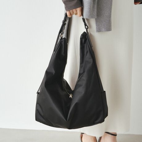 [^:RUZ1052122A0011]2025AW**ɁAB**[h܂ƂAy₩ȃiCV_[BCȂÃobOg΁A܂X^CbVɁB肰Ȃx̍\łAl̂߂̃iCV_[obOłByfUCzT߂ȋAVvȑɂق̂vXBR[fBl[gɓ݂ȂAmȑ݊܂BV_[xg͋CV[ɍ킹ĕtւ\BiCŃJWAɁAU[ŃVbNɁB΂߂ŃANeBuɁA|ŃGKgɁBňۂςAvZꂽfUCłB̒ʋ΂AT̂o◷܂ŁBǂȃV[łA炵X^CbVɉ߂ɂ߂łBy|CgzEiCƃU[Atւ\ȃeCXg̈ႤQ{̃V_[xgEANZgɂȂ́AłƊY܂EA4TCỸt@C13C`PC[́ydlzEJ_ut@Xi[E|PbgFI[v|Pbg~2At@Xi[|Pbg~1EO|PbgFTCh|Pbg~2yfށzubNEO[VbgƎJiCTenuNEYiCvBxAyď_炩̂ŁATeD̏iȌ򊴂oĂ܂Bn\ʂɎ㝛H(){Ă邽߁ẢJ≘ɋ̂ꂵ|CgB㝛H͌oNɂČʂ͔Ă܂܂BGNElCr[Vbg̑㖼Ƃ鐶nuiCWK[hvBmOWK[hDŕ\ĂA㝛H{Ă܂ByJ[WJzEGNiEcrujFƃx[W̒Ԃ̂悤ȁA݂Bi`ŗDۂɁBEubNiBlackjF򊴂邽ߏdȂ肷AǂȃX^Cɂiɓރx[VbNJ[BElCr[iBlack/NavyjFubÑx[XɃlCr[̃mOgݍ킹AVbg̖iJ[BJWArWlX܂ŃfC[Ɏ邱Ƃł܂BECgO[iGrayjcR[fɒ悢邳vXB炵ojAXJ[ByӎzE{vgpî߃V̂镔ALY镔ƁAɂĐ܂ꂽ̌̂Ȃł͂̌܂BEvv̕\͂Iт͂ł܂B\ߓVRfނł邱Ƃ̏エߒ悤肢܂BE܂G▀CɂFmւ̐Fڂ肪\܂B----------------------------------------------------Cɓo^߂Ă܂BEîCɓo^FJ[̍ēגʒmE݌ɐP_̒ʒmEZ[ʒm󂯎܂BEuĥCɓo^FV쏤iēׂȂǂ̃uh̏󂯎܂B