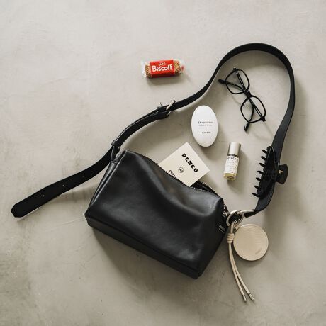 [^:RUZ1052122A0002]2025AW~j}ŁAÔȂfUCBg̃obOhAfނƎg₷ɂđIтBȋCɉA㎿U[̃V_[obOoꂵ܂ByfUCzVvȃXNGAtH́AǂȑɂƓޖ\fUCB}`肠̂ŁAڈȏɎ[͂Aו̏oX[YBXgbv͖3cmŌ₳A芴̂|SnłB{vȂł͂̂炩ȎAl̑ɎRƗn݂܂BuĝAԂgh̋CŁvȎv`ɂAVvǑËȂiłBy|CgzEƂXNGAVGbgŁAX^CI΂ȂE3cm̃V_[xgň芴߂30cmقǂł̂ŁAjZbNXɎg܂Ez|[`A500mlybg{gA傤ǂTCYydlzEO|PbgFt@Xi[|Pbg~1E|PbgFI[v|Pbg~3EzCgJ[̃U[^O()ƃVo[gpyfށz\tgU[@\ۂȂA̎X̌`Ƀ`W郉Vbg̐VԑfށB{̋vgpB_炩G̗ǂ\tgU[gpAyʂłByJ[WJzEubNiBlackjcǂȃX^CɂiɓށAx[VbNȃubNBEVo[iSilverjc򊴂ڂiȃVo[BVvR[f̃ANZgɁByӎzE{vgpî߃V̂镔ALY镔ƁAɂĐ܂ꂽ̌̂Ȃł͂̌܂BEvv̕\͂Iт͂ł܂B\ߓVRfނł邱Ƃ̏エߒ悤肢܂BE܂G▀CɂFmւ̐Fڂ肪\܂B---------------------------Cɓo^߂Ă܂EîCɓo^FJ[̍ēגʒmE݌ɐP_̒ʒmEZ[ʒm󂯎܂BEuĥCɓo^FV쏤iēׂȂǂ̃uh̏󂯎܂B