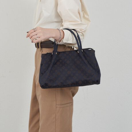 [^:RUZ1052121A0006]2025AWڂAg肵BȎOwg[gobOyfUCz炩Ȍ򊴂ƁAJ[O͂̃g[gobOBiȃiCfނR[fBl[gɂ肰Ȃ؂YĂ܂B3̎[Xy[XɕꂽOw\BzA|[`AX}zȂǂ̕KiƎdłāAobO̒܂Bƌ̂ɁAC킸gTCY͂łBuƊvƁupvǂAg[gobOBZɁAڂꂽobOŐSn悢]TvXĂ݂܂񂩁Hy|CgzEו̎d₷Ow\̓Eʋ΂ɂxɂg₷RpNgȌځ~eʁEt@Xi[tC|PbgŖhƐEnh͓ɂ܂̂ŁA΂ߊ|̍ۂɂydlzEV_[xgO\2WAYdlEԌF}OlbgEt@Xi[E|PbgFt@Xi[|Pbg~1AI[v|Pbg~2E500mlybg{gAA5TCY̎蒠[\yfށzBlackEGrayVbgƎJiCTenuNEYiCvBxAyď_炩̂ŁATeD̏iȌ򊴂oĂ܂Bn\ʂɎ㝛H(){Ă邽߁ẢJ≘ɋ̂ꂵ|CgB㝛H͌oNɂČʂ͔Ă܂܂BEcruEPurole/BREBlack/NavyVbg̑㖼Ƃ鐶nuiCWK[hvBmOWK[hDŕ\ĂA㝛H{Ă܂ByӎzE{vgpî߃V̂镔ALY镔ƁAɂĐ܂ꂽ̌̂Ȃł͂̌܂BEvv̕\͂Iт͂ł܂B\ߓVRfނł邱Ƃ̏エߒ悤肢܂BE܂G▀CɂFmւ̐Fڂ肪\܂B---------------------------Cɓo^߂Ă܂EîCɓo^FJ[̍ēגʒmE݌ɐP_̒ʒmEZ[ʒm󂯎܂BEuĥCɓo^FV쏤iēׂȂǂ̃uh̏󂯎܂B