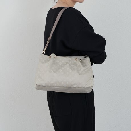 [^:RUZ1052121A0006]2025AWڂAg肵BȎOwg[gobOyfUCz炩Ȍ򊴂ƁAJ[O͂̃g[gobOBiȃiCfނR[fBl[gɂ肰Ȃ؂YĂ܂B3̎[Xy[XɕꂽOw\BzA|[`AX}zȂǂ̕KiƎdłāAobO̒܂Bƌ̂ɁAC킸gTCY͂łBuƊvƁupvǂAg[gobOBZɁAڂꂽobOŐSn悢]TvXĂ݂܂񂩁Hy|CgzEו̎d₷Ow\̓Eʋ΂ɂxɂg₷RpNgȌځ~eʁEt@Xi[tC|PbgŖhƐEnh͓ɂ܂̂ŁA΂ߊ|̍ۂɂydlzEV_[xgO\2WAYdlEԌF}OlbgEt@Xi[E|PbgFt@Xi[|Pbg~1AI[v|Pbg~2E500mlybg{gAA5TCY̎蒠[\yfށzBlackEGrayVbgƎJiCTenuNEYiCvBxAyď_炩̂ŁATeD̏iȌ򊴂oĂ܂Bn\ʂɎ㝛H(){Ă邽߁ẢJ≘ɋ̂ꂵ|CgB㝛H͌oNɂČʂ͔Ă܂܂BEcruEPurole/BREBlack/NavyVbg̑㖼Ƃ鐶nuiCWK[hvBmOWK[hDŕ\ĂA㝛H{Ă܂ByӎzE{vgpî߃V̂镔ALY镔ƁAɂĐ܂ꂽ̌̂Ȃł͂̌܂BEvv̕\͂Iт͂ł܂B\ߓVRfނł邱Ƃ̏エߒ悤肢܂BE܂G▀CɂFmւ̐Fڂ肪\܂B---------------------------Cɓo^߂Ă܂EîCɓo^FJ[̍ēגʒmE݌ɐP_̒ʒmEZ[ʒm󂯎܂BEuĥCɓo^FV쏤iēׂȂǂ̃uh̏󂯎܂B