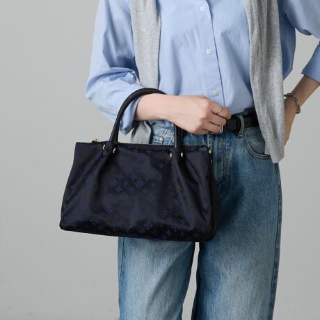 [^:RUZ1052121A0006]2025AWڂAg肵BȎOwg[gobOyfUCz炩Ȍ򊴂ƁAJ[O͂̃g[gobOBiȃiCfނR[fBl[gɂ肰Ȃ؂YĂ܂B3̎[Xy[XɕꂽOw\BzA|[`AX}zȂǂ̕KiƎdłāAobO̒܂Bƌ̂ɁAC킸gTCY͂łBuƊvƁupvǂAg[gobOBZɁAڂꂽobOŐSn悢]TvXĂ݂܂񂩁Hy|CgzEו̎d₷Ow\̓Eʋ΂ɂxɂg₷RpNgȌځ~eʁEt@Xi[tC|PbgŖhƐEnh͓ɂ܂̂ŁA΂ߊ|̍ۂɂydlzEV_[xgO\2WAYdlEԌF}OlbgEt@Xi[E|PbgFt@Xi[|Pbg~1AI[v|Pbg~2E500mlybg{gAA5TCY̎蒠[\yfށzBlackEGrayVbgƎJiCTenuNEYiCvBxAyď_炩̂ŁATeD̏iȌ򊴂oĂ܂Bn\ʂɎ㝛H(){Ă邽߁ẢJ≘ɋ̂ꂵ|CgB㝛H͌oNɂČʂ͔Ă܂܂BEcruEPurole/BREBlack/NavyVbg̑㖼Ƃ鐶nuiCWK[hvBmOWK[hDŕ\ĂA㝛H{Ă܂ByӎzE{vgpî߃V̂镔ALY镔ƁAɂĐ܂ꂽ̌̂Ȃł͂̌܂BEvv̕\͂Iт͂ł܂B\ߓVRfނł邱Ƃ̏エߒ悤肢܂BE܂G▀CɂFmւ̐Fڂ肪\܂B---------------------------Cɓo^߂Ă܂EîCɓo^FJ[̍ēגʒmE݌ɐP_̒ʒmEZ[ʒm󂯎܂BEuĥCɓo^FV쏤iēׂȂǂ̃uh̏󂯎܂B