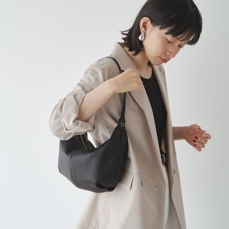 [^:RUZ1052122A0004]2025AWRpNgłAȂ܂͏iɁBl̗]TZA~jU[V_[obO߃TCYȂA݊͂ƁBƂU[̎AR̂̔ĂĂ~jV_[obOłBʂƂVvȃfUCAǂȑɂƓ݂܂ByfUCzEĝɃtBbgAȂ߂炩ȃEhVGbgEƏ_炩ȃV{U[Al̗]ToEɂ₳A1.5cm̃V_[xgEƂoAƊ𑫂ɂ􂷂閜\fUCy|CgzE500ml̃ybg{gƎ܂TCYEG߂킸􂷂A㎿Ȗ{vfށEgقǂɐ[܂郌U[̕y߂EVvȒɁAVbg炵肰ȂS^OANZgyfށz{̋vgpBV{菝tÂ炭A悢_炩ň₷U[Bו͂ƁAȂ͂ƊꂢȃVGbgɁBydlzEV_[SF55`90cmA|Ǝ΂ߊ|\łE|PbgFI[v|Pbg~1yJ[WJzEubNiBlackjEO[WiGrayBeigejE{h[iBordeauxjyӎzE{vgpî߃V̂镔ALY镔ƁAɂĐ܂ꂽ̌̂Ȃł͂̌܂BEvv̕\͂Iт͂ł܂B\ߓVRfނł邱Ƃ̏エߒ悤肢܂BE܂G▀CɂFmւ̐Fڂ肪\܂B----------------------------------------------------Cɓo^߂Ă܂BEîCɓo^FJ[̍ēגʒmE݌ɐP_̒ʒmEZ[ʒm󂯎܂BEuĥCɓo^FV쏤iēׂȂǂ̃uh̏󂯎܂B