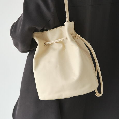 [^:RUZ1052122A0006]2025AWGɂȂtHŁAɂ₳݊BƂU[̎ƁAcVGbg͂̃oPbgobOB_炩iȃU[̕A̃X^Cɂ肰ȂiiYĂ܂BfC[ɂAƊ𑫂ɂ􂵂Ă閜\obOBɎ邽сA炩ƗACełByfUCzEXgƂctHAŃX^CɉsvXẼh[XgOiВjdlŁAƃANZg𗼗EƏ_炩U[fނAR̂ȑl̃JWAɂ҂y|CgzE500ml̃ybg{gĂēAڈȏ̎[́EV[YXŎgA㎿Ȗ{vfށEgقǂɐ[܂Av̕\ƈES[h̋fBe[A肰Ȃ؂₩ɁydlzEh[XgOłȂA}OlbgtňSEO|PbgFt@Xi[|Pbg~1E|PbgFI[v|Pbg~1At@Xi[|Pbg~1yfށz\tgU[@\ۂȂA̎X̌`Ƀ`W郉Vbg̐VԑfށB{̋vgpB_炩G̗ǂ\tgU[gpAyʂłByJ[WJzEubNiBlackjEuEiBrownjEx[WiCreamBEjyӎzE{vgpî߃V̂镔ALY镔ƁAɂĐ܂ꂽ̌̂Ȃł͂̌܂BEvv̕\͂Iт͂ł܂B\ߓVRfނł邱Ƃ̏エߒ悤肢܂BE܂G▀CɂFmւ̐Fڂ肪\܂B----------------------------------------------------Cɓo^߂Ă܂BEîCɓo^FJ[̍ēגʒmE݌ɐP_̒ʒmEZ[ʒm󂯎܂BEuĥCɓo^FV쏤iēׂȂǂ̃uh̏󂯎܂B