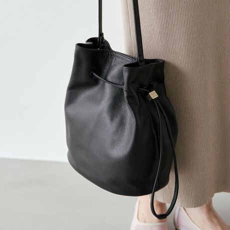 [^:RUZ1052122A0006]2025AWGɂȂtHŁAɂ₳݊BƂU[̎ƁAcVGbg͂̃oPbgobOB_炩iȃU[̕A̃X^Cɂ肰ȂiiYĂ܂BfC[ɂAƊ𑫂ɂ􂵂Ă閜\obOBɎ邽сA炩ƗACełByfUCzEXgƂctHAŃX^CɉsvXẼh[XgOiВjdlŁAƃANZg𗼗EƏ_炩U[fނAR̂ȑl̃JWAɂ҂y|CgzE500ml̃ybg{gĂēAڈȏ̎[́EV[YXŎgA㎿Ȗ{vfށEgقǂɐ[܂Av̕\ƈES[h̋fBe[A肰Ȃ؂₩ɁydlzEh[XgOłȂA}OlbgtňSEO|PbgFt@Xi[|Pbg~1E|PbgFI[v|Pbg~1At@Xi[|Pbg~1yfށz\tgU[@\ۂȂA̎X̌`Ƀ`W郉Vbg̐VԑfށB{̋vgpB_炩G̗ǂ\tgU[gpAyʂłByJ[WJzEubNiBlackjEuEiBrownjEx[WiCreamBEjyӎzE{vgpî߃V̂镔ALY镔ƁAɂĐ܂ꂽ̌̂Ȃł͂̌܂BEvv̕\͂Iт͂ł܂B\ߓVRfނł邱Ƃ̏エߒ悤肢܂BE܂G▀CɂFmւ̐Fڂ肪\܂B----------------------------------------------------Cɓo^߂Ă܂BEîCɓo^FJ[̍ēגʒmE݌ɐP_̒ʒmEZ[ʒm󂯎܂BEuĥCɓo^FV쏤iēׂȂǂ̃uh̏󂯎܂B