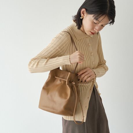 [^:RUZ1052122A0006]2025AWGɂȂtHŁAɂ₳݊BƂU[̎ƁAcVGbg͂̃oPbgobOB_炩iȃU[̕A̃X^Cɂ肰ȂiiYĂ܂BfC[ɂAƊ𑫂ɂ􂵂Ă閜\obOBɎ邽сA炩ƗACełByfUCzEXgƂctHAŃX^CɉsvXẼh[XgOiВjdlŁAƃANZg𗼗EƏ_炩U[fނAR̂ȑl̃JWAɂ҂y|CgzE500ml̃ybg{gĂēAڈȏ̎[́EV[YXŎgA㎿Ȗ{vfށEgقǂɐ[܂Av̕\ƈES[h̋fBe[A肰Ȃ؂₩ɁydlzEh[XgOłȂA}OlbgtňSEO|PbgFt@Xi[|Pbg~1E|PbgFI[v|Pbg~1At@Xi[|Pbg~1yfށz\tgU[@\ۂȂA̎X̌`Ƀ`W郉Vbg̐VԑfށB{̋vgpB_炩G̗ǂ\tgU[gpAyʂłByJ[WJzEubNiBlackjEuEiBrownjEx[WiCreamBEjyӎzE{vgpî߃V̂镔ALY镔ƁAɂĐ܂ꂽ̌̂Ȃł͂̌܂BEvv̕\͂Iт͂ł܂B\ߓVRfނł邱Ƃ̏エߒ悤肢܂BE܂G▀CɂFmւ̐Fڂ肪\܂B----------------------------------------------------Cɓo^߂Ă܂BEîCɓo^FJ[̍ēגʒmE݌ɐP_̒ʒmEZ[ʒm󂯎܂BEuĥCɓo^FV쏤iēׂȂǂ̃uh̏󂯎܂B