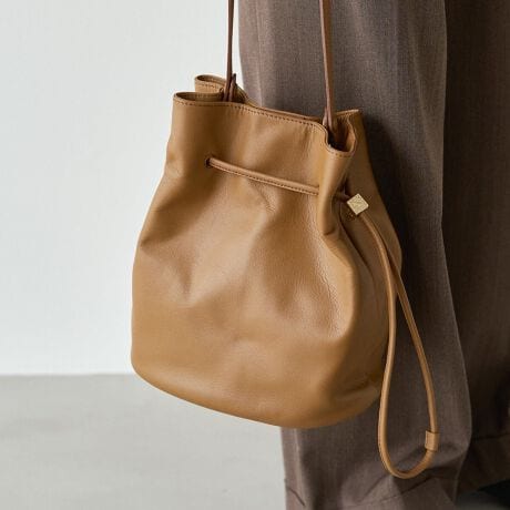 [^:RUZ1052122A0006]2025AWGɂȂtHŁAɂ₳݊BƂU[̎ƁAcVGbg͂̃oPbgobOB_炩iȃU[̕A̃X^Cɂ肰ȂiiYĂ܂BfC[ɂAƊ𑫂ɂ􂵂Ă閜\obOBɎ邽сA炩ƗACełByfUCzEXgƂctHAŃX^CɉsvXẼh[XgOiВjdlŁAƃANZg𗼗EƏ_炩U[fނAR̂ȑl̃JWAɂ҂y|CgzE500ml̃ybg{gĂēAڈȏ̎[́EV[YXŎgA㎿Ȗ{vfށEgقǂɐ[܂Av̕\ƈES[h̋fBe[A肰Ȃ؂₩ɁydlzEh[XgOłȂA}OlbgtňSEO|PbgFt@Xi[|Pbg~1E|PbgFI[v|Pbg~1At@Xi[|Pbg~1yfށz\tgU[@\ۂȂA̎X̌`Ƀ`W郉Vbg̐VԑfށB{̋vgpB_炩G̗ǂ\tgU[gpAyʂłByJ[WJzEubNiBlackjEuEiBrownjEx[WiCreamBEjyӎzE{vgpî߃V̂镔ALY镔ƁAɂĐ܂ꂽ̌̂Ȃł͂̌܂BEvv̕\͂Iт͂ł܂B\ߓVRfނł邱Ƃ̏エߒ悤肢܂BE܂G▀CɂFmւ̐Fڂ肪\܂B----------------------------------------------------Cɓo^߂Ă܂BEîCɓo^FJ[̍ēגʒmE݌ɐP_̒ʒmEZ[ʒm󂯎܂BEuĥCɓo^FV쏤iēׂȂǂ̃uh̏󂯎܂B