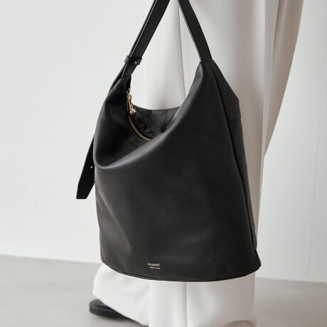 [^:RUZ1052122A0007]2025AWƂU[̎ƁARɐĝɓނȂ₩ȃtH͂̃V_[obOBɂ邾ŃT}ɂȂAvZꂽVvAl̃X^Cɂ肰Ȃ炵܂B̂肰ȂuԂɁAƊYĂ郌U[obOłByfUCzẼC΂߂ɗAXE`fUCEŏ̑ŃU[̔Ă~j}fUCE߉\ȃXgbvŁA|΂ߊ|݂ɁEƏ_炩U[fނAR̂ŏ㎿ȕ͋Coy|CgzE500mlybg{gcœAɗ[́EV[YXŎgAȂ߂炩Ȗ{vfށEgقǂɖ킢AvȂł͂̌oNωES[h̃t@Xi[AT߂ɉ؂₩vXydlzEV_[SF70`106cmA|Ǝ΂ߊ|\E|PbgFI[v|Pbg~2At@Xi[|Pbg~1EO|PbgFt@Xi[|Pbg~1yfށz{̋vgpBV{菝tÂ炭A悢_炩ň₷U[Bו͂ƁAȂ͂ƊꂢȃVGbgɁByJ[WJzEubNiBlackjEO[WiGrayBeigejE_[NuEiD.BrownjyӎzE{vgpî߃V̂镔ALY镔ƁAɂĐ܂ꂽ̌̂Ȃł͂̌܂BEvv̕\͂Iт͂ł܂B\ߓVRfނł邱Ƃ̏エߒ悤肢܂BE܂G▀CɂFmւ̐Fڂ肪\܂B----------------------------------------------------Cɓo^߂Ă܂BEîCɓo^FJ[̍ēגʒmE݌ɐP_̒ʒmEZ[ʒm󂯎܂BEuĥCɓo^FV쏤iēׂȂǂ̃uh̏󂯎܂B