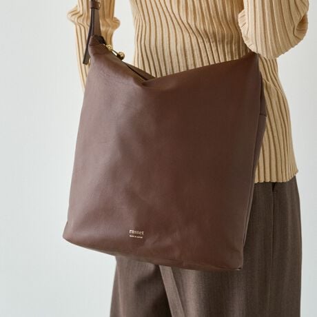 [^:RUZ1052122A0007]2025AWƂU[̎ƁARɐĝɓނȂ₩ȃtH͂̃V_[obOBɂ邾ŃT}ɂȂAvZꂽVvAl̃X^Cɂ肰Ȃ炵܂B̂肰ȂuԂɁAƊYĂ郌U[obOłByfUCzẼC΂߂ɗAXE`fUCEŏ̑ŃU[̔Ă~j}fUCE߉\ȃXgbvŁA|΂ߊ|݂ɁEƏ_炩U[fނAR̂ŏ㎿ȕ͋Coy|CgzE500mlybg{gcœAɗ[́EV[YXŎgAȂ߂炩Ȗ{vfށEgقǂɖ킢AvȂł͂̌oNωES[h̃t@Xi[AT߂ɉ؂₩vXydlzEV_[SF70`106cmA|Ǝ΂ߊ|\E|PbgFI[v|Pbg~2At@Xi[|Pbg~1EO|PbgFt@Xi[|Pbg~1yfށz{̋vgpBV{菝tÂ炭A悢_炩ň₷U[Bו͂ƁAȂ͂ƊꂢȃVGbgɁByJ[WJzEubNiBlackjEO[WiGrayBeigejE_[NuEiD.BrownjyӎzE{vgpî߃V̂镔ALY镔ƁAɂĐ܂ꂽ̌̂Ȃł͂̌܂BEvv̕\͂Iт͂ł܂B\ߓVRfނł邱Ƃ̏エߒ悤肢܂BE܂G▀CɂFmւ̐Fڂ肪\܂B----------------------------------------------------Cɓo^߂Ă܂BEîCɓo^FJ[̍ēגʒmE݌ɐP_̒ʒmEZ[ʒm󂯎܂BEuĥCɓo^FV쏤iēׂȂǂ̃uh̏󂯎܂B