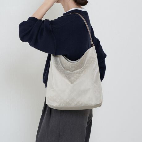 [^:RUZ1052222A0013]2025AWl̗]TAꂢ߃V_[obOBȂ₩ȃiCfނɃVbg̃mOfAꂽۂ̃V_[obOBJWAɂȂ肷Aʋ΂ɂƉfAfUCłByfUCzĝɂ炩iCfނɁAiȃcvXBVvȃV_[^ȂA▭ȃTCYƗ̓IȃtHŁAŃT}ɂȂ܂Bɂ̓S[h炢AiȃANZgYĂ܂BU[xg͒𕝍LɂAڂ̃oXƈ芴̂|Sn𗼗BiCxg͒悭JWAȃjAXvXAƂ̂X^COɂ҂łBy|CgzEuhACRf郂mOŁAJWAɂȂ肷i悭܂E傫ȂAgɂ傤ǂTCYEוƎRɂłh[vAȂꂽۂoEV[YXŎgAy₩ŏiȑfފydlzES[hEJ₷}OlbǧEO\2{̃V_[xgt2WAYEA4NAt@C̎[\E|PbgFI[v|Pbg~1At@Xi[|Pbg~1EO|PbgFt@Xi[|Pbg~1yfށzVbg̑㖼Ƃ鐶nuiCWK[hvBmOWK[hDŕ\ĂA㝛H{Ă܂ByJ[WJzEGNiEcrujcƃx[W̒Ԃ̂悤ȁA݂J[Bi`ȗD̒ɏiAy₩Ȕo܂BEuEiPurple/BRjc[݂̂邭݃p[vɃuẼmO킹J[BsAlۂVbNȈۂɁBElCr[iBlack/NavyjcubÑx[XɃlCr[̃mOgݍ킹AVbg̖iJ[BJWArWlX܂ŃfC[Ɏ邱Ƃł܂BELiCamel/Grayjĉ݂LɁAO[̃mO킹iȔzFB炩ȃg[̒ɒmIYAG߂킸g₷J[łB----------------------------------------------------Cɓo^߂Ă܂BEîCɓo^FJ[̍ēגʒmE݌ɐP_̒ʒmEZ[ʒm󂯎܂BEuĥCɓo^FV쏤iēׂȂǂ̃uh̏󂯎܂B