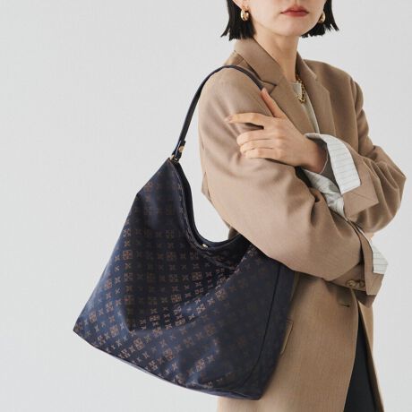 [^:RUZ1052222A0013]2025AWl̗]TAꂢ߃V_[obOBȂ₩ȃiCfނɃVbg̃mOfAꂽۂ̃V_[obOBJWAɂȂ肷Aʋ΂ɂƉfAfUCłByfUCzĝɂ炩iCfނɁAiȃcvXBVvȃV_[^ȂA▭ȃTCYƗ̓IȃtHŁAŃT}ɂȂ܂Bɂ̓S[h炢AiȃANZgYĂ܂BU[xg͒𕝍LɂAڂ̃oXƈ芴̂|Sn𗼗BiCxg͒悭JWAȃjAXvXAƂ̂X^COɂ҂łBy|CgzEuhACRf郂mOŁAJWAɂȂ肷i悭܂E傫ȂAgɂ傤ǂTCYEוƎRɂłh[vAȂꂽۂoEV[YXŎgAy₩ŏiȑfފydlzES[hEJ₷}OlbǧEO\2{̃V_[xgt2WAYEA4NAt@C̎[\E|PbgFI[v|Pbg~1At@Xi[|Pbg~1EO|PbgFt@Xi[|Pbg~1yfށzVbg̑㖼Ƃ鐶nuiCWK[hvBmOWK[hDŕ\ĂA㝛H{Ă܂ByJ[WJzEGNiEcrujcƃx[W̒Ԃ̂悤ȁA݂J[Bi`ȗD̒ɏiAy₩Ȕo܂BEuEiPurple/BRjc[݂̂邭݃p[vɃuẼmO킹J[BsAlۂVbNȈۂɁBElCr[iBlack/NavyjcubÑx[XɃlCr[̃mOgݍ킹AVbg̖iJ[BJWArWlX܂ŃfC[Ɏ邱Ƃł܂BELiCamel/Grayjĉ݂LɁAO[̃mO킹iȔzFB炩ȃg[̒ɒmIYAG߂킸g₷J[łB----------------------------------------------------Cɓo^߂Ă܂BEîCɓo^FJ[̍ēגʒmE݌ɐP_̒ʒmEZ[ʒm󂯎܂BEuĥCɓo^FV쏤iēׂȂǂ̃uh̏󂯎܂B