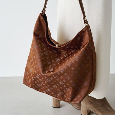 [^:RUZ1052222A0013]2025AWl̗]TAꂢ߃V_[obOBȂ₩ȃiCfނɃVbg̃mOfAꂽۂ̃V_[obOBJWAɂȂ肷Aʋ΂ɂƉfAfUCłByfUCzĝɂ炩iCfނɁAiȃcvXBVvȃV_[^ȂA▭ȃTCYƗ̓IȃtHŁAŃT}ɂȂ܂Bɂ̓S[h炢AiȃANZgYĂ܂BU[xg͒𕝍LɂAڂ̃oXƈ芴̂|Sn𗼗BiCxg͒悭JWAȃjAXvXAƂ̂X^COɂ҂łBy|CgzEuhACRf郂mOŁAJWAɂȂ肷i悭܂E傫ȂAgɂ傤ǂTCYEוƎRɂłh[vAȂꂽۂoEV[YXŎgAy₩ŏiȑfފydlzES[hEJ₷}OlbǧEO\2{̃V_[xgt2WAYEA4NAt@C̎[\E|PbgFI[v|Pbg~1At@Xi[|Pbg~1EO|PbgFt@Xi[|Pbg~1yfށzVbg̑㖼Ƃ鐶nuiCWK[hvBmOWK[hDŕ\ĂA㝛H{Ă܂ByJ[WJzEGNiEcrujcƃx[W̒Ԃ̂悤ȁA݂J[Bi`ȗD̒ɏiAy₩Ȕo܂BEuEiPurple/BRjc[݂̂邭݃p[vɃuẼmO킹J[BsAlۂVbNȈۂɁBElCr[iBlack/NavyjcubÑx[XɃlCr[̃mOgݍ킹AVbg̖iJ[BJWArWlX܂ŃfC[Ɏ邱Ƃł܂BELiCamel/Grayjĉ݂LɁAO[̃mO킹iȔzFB炩ȃg[̒ɒmIYAG߂킸g₷J[łB----------------------------------------------------Cɓo^߂Ă܂BEîCɓo^FJ[̍ēגʒmE݌ɐP_̒ʒmEZ[ʒm󂯎܂BEuĥCɓo^FV쏤iēׂȂǂ̃uh̏󂯎܂B