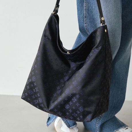 [^:RUZ1052222A0013]2025AWl̗]TAꂢ߃V_[obOBȂ₩ȃiCfނɃVbg̃mOfAꂽۂ̃V_[obOBJWAɂȂ肷Aʋ΂ɂƉfAfUCłByfUCzĝɂ炩iCfނɁAiȃcvXBVvȃV_[^ȂA▭ȃTCYƗ̓IȃtHŁAŃT}ɂȂ܂Bɂ̓S[h炢AiȃANZgYĂ܂BU[xg͒𕝍LɂAڂ̃oXƈ芴̂|Sn𗼗BiCxg͒悭JWAȃjAXvXAƂ̂X^COɂ҂łBy|CgzEuhACRf郂mOŁAJWAɂȂ肷i悭܂E傫ȂAgɂ傤ǂTCYEוƎRɂłh[vAȂꂽۂoEV[YXŎgAy₩ŏiȑfފydlzES[hEJ₷}OlbǧEO\2{̃V_[xgt2WAYEA4NAt@C̎[\E|PbgFI[v|Pbg~1At@Xi[|Pbg~1EO|PbgFt@Xi[|Pbg~1yfށzVbg̑㖼Ƃ鐶nuiCWK[hvBmOWK[hDŕ\ĂA㝛H{Ă܂ByJ[WJzEGNiEcrujcƃx[W̒Ԃ̂悤ȁA݂J[Bi`ȗD̒ɏiAy₩Ȕo܂BEuEiPurple/BRjc[݂̂邭݃p[vɃuẼmO킹J[BsAlۂVbNȈۂɁBElCr[iBlack/NavyjcubÑx[XɃlCr[̃mOgݍ킹AVbg̖iJ[BJWArWlX܂ŃfC[Ɏ邱Ƃł܂BELiCamel/Grayjĉ݂LɁAO[̃mO킹iȔzFB炩ȃg[̒ɒmIYAG߂킸g₷J[łB----------------------------------------------------Cɓo^߂Ă܂BEîCɓo^FJ[̍ēגʒmE݌ɐP_̒ʒmEZ[ʒm󂯎܂BEuĥCɓo^FV쏤iēׂȂǂ̃uh̏󂯎܂B