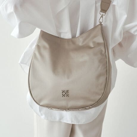 [^:RUZ1052222A0011]2025AWɊYA~j}fUC̃V_[obOB炩Ȋۂ݂Ɖ̂iCfނ͂́Ay₩ŐꂽobOBʂƂVvȃbNXAʋ΂x܂ŎRƗn݂܂ByfUCzVvȂǂ炵Aۂ݂̂tHۓIȃV_[obOBy₩ȃiCfނgpAX̉וƎ[ȂÃVGbg悤݌vĂ܂B\ȃxgXgbvɉāA|pׂ̍߃XgbvtŁAV[ɍ킹Ď`FW\BT߂ȃmOSقǂ悢ANZgɂȂAǂȃX^COɂƓ݂܂By|CgzEוĂtHɂVGbgE|Ǝ΂ߊ|2WAYdlŁAʋ΂ɂ֗EɃ|Pbg̎d؂肪Acłוo₷Êɉۂ݂̂`AR[fBl[g_炩dグĂE≘ɋiCfނŁAfC[gɂ҂肫ƌɂAƋC𔲂ɂBg̗ǂƏi˔AACełBydlzEVo[EJ₷}OlbǧEO\2{̃V_[xgt2WAYE|PbgɂȂ钆̎d؂tE|PbgFI[v|Pbg~4At@Xi[|Pbg~1EO|PbgFt@Xi[|Pbg~1yfށzVbgƎJiCTenuNEYiCvBxAyď_炩̂ŁATeD̏iȌ򊴂oĂ܂Bn\ʂɎ㝛H{Ă邽߁ẢJ≘ɋ̂ꂵ|CgByJ[WJzEubNiBlackjc򊴂邽ߏdȂ肷AǂȃX^Cɂiɓރx[VbNJ[BECgO[iGrayjcR[fɒ悢邳vXB炵ojAXJ[BEJ[LiKhakijcTVcƍ킹ăJWAɁBs[Xƍ킹ăLC߂ɂBA[XJ[ŃVbNȕ͋CɁB----------------------------------------------------Cɓo^߂Ă܂BEîCɓo^FJ[̍ēגʒmE݌ɐP_̒ʒmEZ[ʒm󂯎܂BEuĥCɓo^FV쏤iēׂȂǂ̃uh̏󂯎܂B