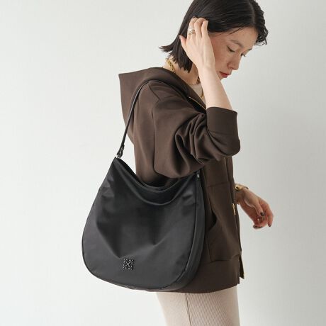 [^:RUZ1052222A0011]2025AWɊYA~j}fUC̃V_[obOB炩Ȋۂ݂Ɖ̂iCfނ͂́Ay₩ŐꂽobOBʂƂVvȃbNXAʋ΂x܂ŎRƗn݂܂ByfUCzVvȂǂ炵Aۂ݂̂tHۓIȃV_[obOBy₩ȃiCfނgpAX̉וƎ[ȂÃVGbg悤݌vĂ܂B\ȃxgXgbvɉāA|pׂ̍߃XgbvtŁAV[ɍ킹Ď`FW\BT߂ȃmOSقǂ悢ANZgɂȂAǂȃX^COɂƓ݂܂By|CgzEוĂtHɂVGbgE|Ǝ΂ߊ|2WAYdlŁAʋ΂ɂ֗EɃ|Pbg̎d؂肪Acłוo₷Êɉۂ݂̂`AR[fBl[g_炩dグĂE≘ɋiCfނŁAfC[gɂ҂肫ƌɂAƋC𔲂ɂBg̗ǂƏi˔AACełBydlzEVo[EJ₷}OlbǧEO\2{̃V_[xgt2WAYE|PbgɂȂ钆̎d؂tE|PbgFI[v|Pbg~4At@Xi[|Pbg~1EO|PbgFt@Xi[|Pbg~1yfށzVbgƎJiCTenuNEYiCvBxAyď_炩̂ŁATeD̏iȌ򊴂oĂ܂Bn\ʂɎ㝛H{Ă邽߁ẢJ≘ɋ̂ꂵ|CgByJ[WJzEubNiBlackjc򊴂邽ߏdȂ肷AǂȃX^Cɂiɓރx[VbNJ[BECgO[iGrayjcR[fɒ悢邳vXB炵ojAXJ[BEJ[LiKhakijcTVcƍ킹ăJWAɁBs[Xƍ킹ăLC߂ɂBA[XJ[ŃVbNȕ͋CɁB----------------------------------------------------Cɓo^߂Ă܂BEîCɓo^FJ[̍ēגʒmE݌ɐP_̒ʒmEZ[ʒm󂯎܂BEuĥCɓo^FV쏤iēׂȂǂ̃uh̏󂯎܂B