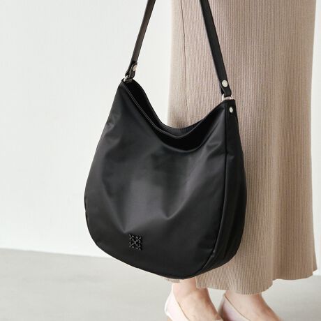 [^:RUZ1052222A0011]2025AWɊYA~j}fUC̃V_[obOB炩Ȋۂ݂Ɖ̂iCfނ͂́Ay₩ŐꂽobOBʂƂVvȃbNXAʋ΂x܂ŎRƗn݂܂ByfUCzVvȂǂ炵Aۂ݂̂tHۓIȃV_[obOBy₩ȃiCfނgpAX̉וƎ[ȂÃVGbg悤݌vĂ܂B\ȃxgXgbvɉāA|pׂ̍߃XgbvtŁAV[ɍ킹Ď`FW\BT߂ȃmOSقǂ悢ANZgɂȂAǂȃX^COɂƓ݂܂By|CgzEוĂtHɂVGbgE|Ǝ΂ߊ|2WAYdlŁAʋ΂ɂ֗EɃ|Pbg̎d؂肪Acłוo₷Êɉۂ݂̂`AR[fBl[g_炩dグĂE≘ɋiCfނŁAfC[gɂ҂肫ƌɂAƋC𔲂ɂBg̗ǂƏi˔AACełBydlzEVo[EJ₷}OlbǧEO\2{̃V_[xgt2WAYE|PbgɂȂ钆̎d؂tE|PbgFI[v|Pbg~4At@Xi[|Pbg~1EO|PbgFt@Xi[|Pbg~1yfށzVbgƎJiCTenuNEYiCvBxAyď_炩̂ŁATeD̏iȌ򊴂oĂ܂Bn\ʂɎ㝛H{Ă邽߁ẢJ≘ɋ̂ꂵ|CgByJ[WJzEubNiBlackjc򊴂邽ߏdȂ肷AǂȃX^Cɂiɓރx[VbNJ[BECgO[iGrayjcR[fɒ悢邳vXB炵ojAXJ[BEJ[LiKhakijcTVcƍ킹ăJWAɁBs[Xƍ킹ăLC߂ɂBA[XJ[ŃVbNȕ͋CɁB----------------------------------------------------Cɓo^߂Ă܂BEîCɓo^FJ[̍ēגʒmE݌ɐP_̒ʒmEZ[ʒm󂯎܂BEuĥCɓo^FV쏤iēׂȂǂ̃uh̏󂯎܂B